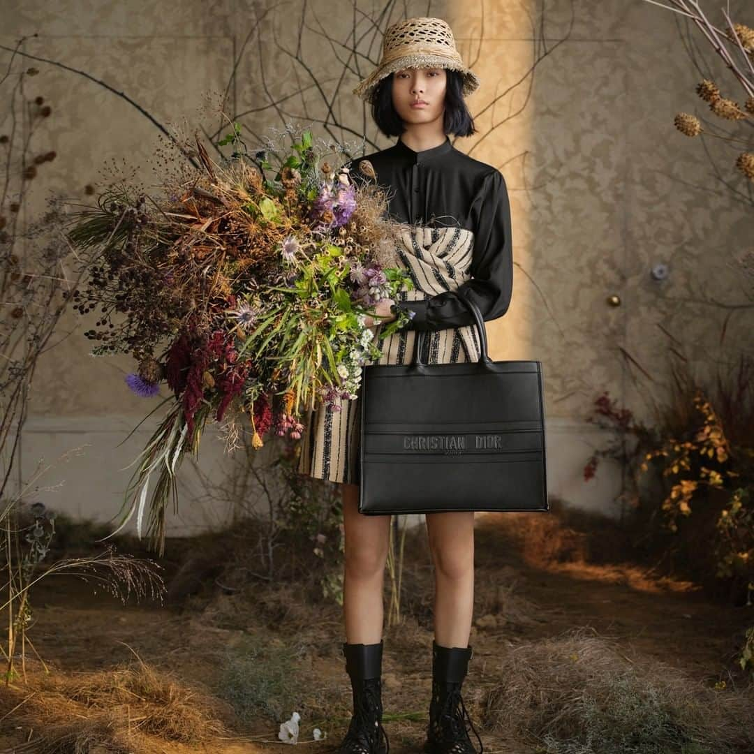 クリスチャンディオールさんのインスタグラム写真 - (クリスチャンディオールInstagram)「Discover some of the key #DiorSS20 accessories by @MariaGraziaChiuri, as captured by @CharlotteHadden in a flower-filled set recalling the pastoral show scenography. See the now iconic #DiorBookTote reworked in smooth black leather and swipe for #Dior30Montaigne sunglasses, straw hats and more accessories to complete your summer looks.」5月22日 17時01分 - dior