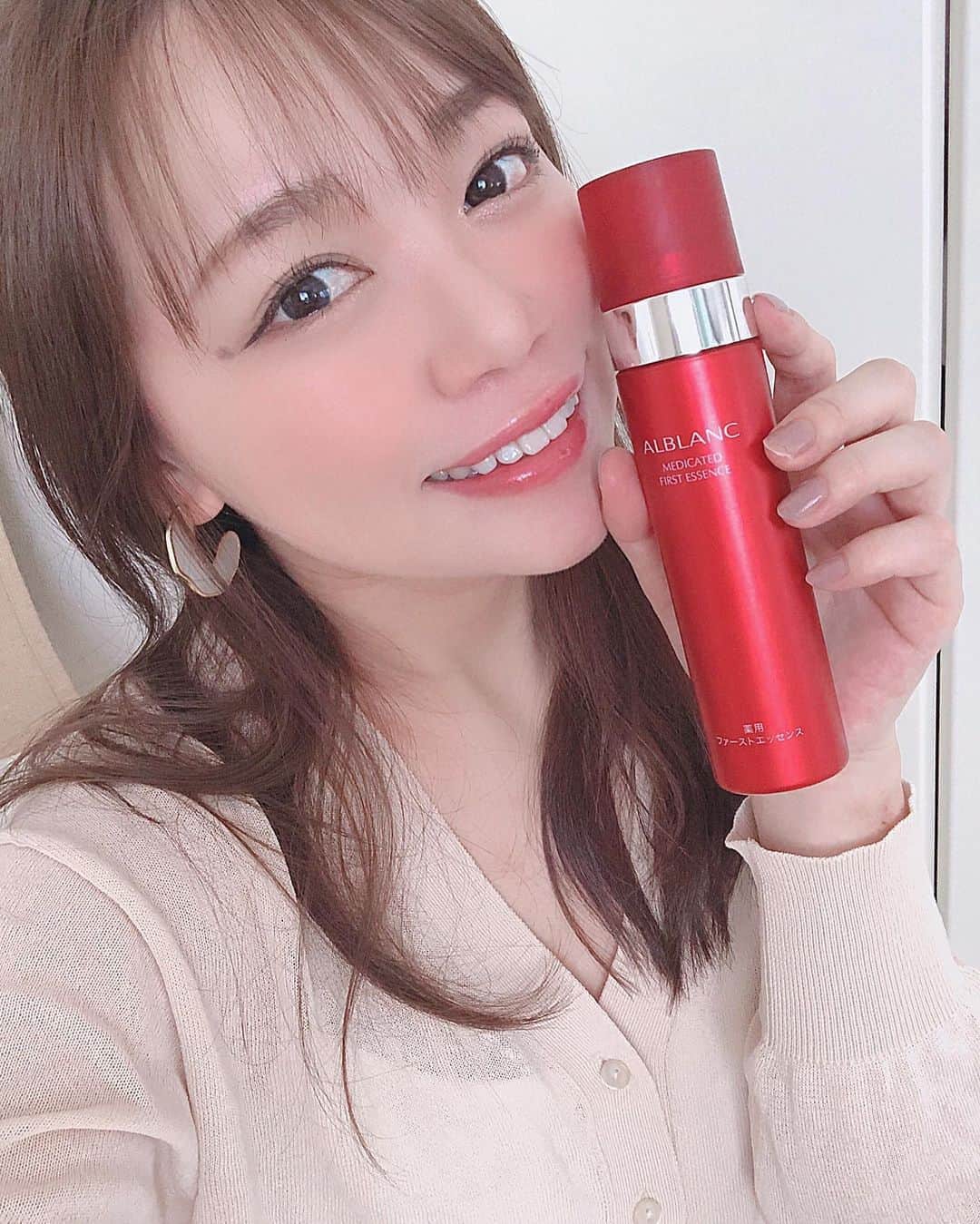 のインスタグラム：「5月16日に新しく発売された﻿ アルブラン 薬用ファーストエッセンス✨﻿ ﻿ 濃密でなめらかなマイクロ炭酸泡の美白美容液なんですが 美白有効成分カモミラETでメラニン生成を抑え、シミ・ソバカスを防いでくれます✨ ﻿ 最初は柔らかい泡なんだけど、肌にのせた瞬間とろけるように馴染んでくれるんです💓﻿ だから贅沢な美容成分で包まれてるって感じ☺️ ﻿ この薬用ファーストエッセンスは﻿ 洗顔のあとすぐに肌全体に伸ばしてから﻿ 化粧水→乳液の順で使ってます！✊🏼﻿ ﻿  実は発売前にいただいたもので﻿ しばらく使ってるんですが﻿ これはお気に入りすぎて、、リピートしちゃう🥺！！ ﻿ 皆さんもぜひ使ってみてください♡﻿ @alblanc_jp﻿ ※炭酸： 炭酸ガス（噴射剤） ※美白：メラニンの生成を抑え、シミ・ソバカスを防ぐ  #アルブラン #薬用ファーストエッセンス #濃密マイクロ炭酸泡の美容液 #炭酸泡 #美白ケア ##alblanc_PR」