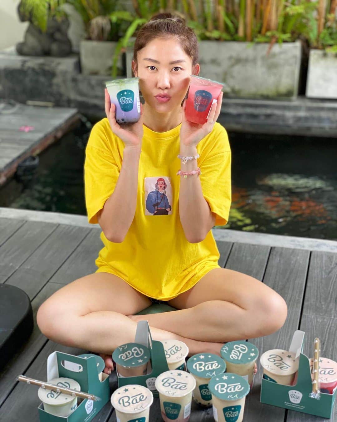 ヌットサラ・トムコムさんのインスタグラム写真 - (ヌットサラ・トムコムInstagram)「อากาศร้อนขนาดนี้เจอชานม @bae.milktea สดชื่นนนน พร้อมโปรแรงๆอย่าลืมไปตำกันนะคะ 🤩😋 ขอบคุณพี่ @maypitchy คนสวยมากค่ะ ❤️ #baemilktea  #stayhome  #nootsara13」5月22日 17時09分 - nootsara13