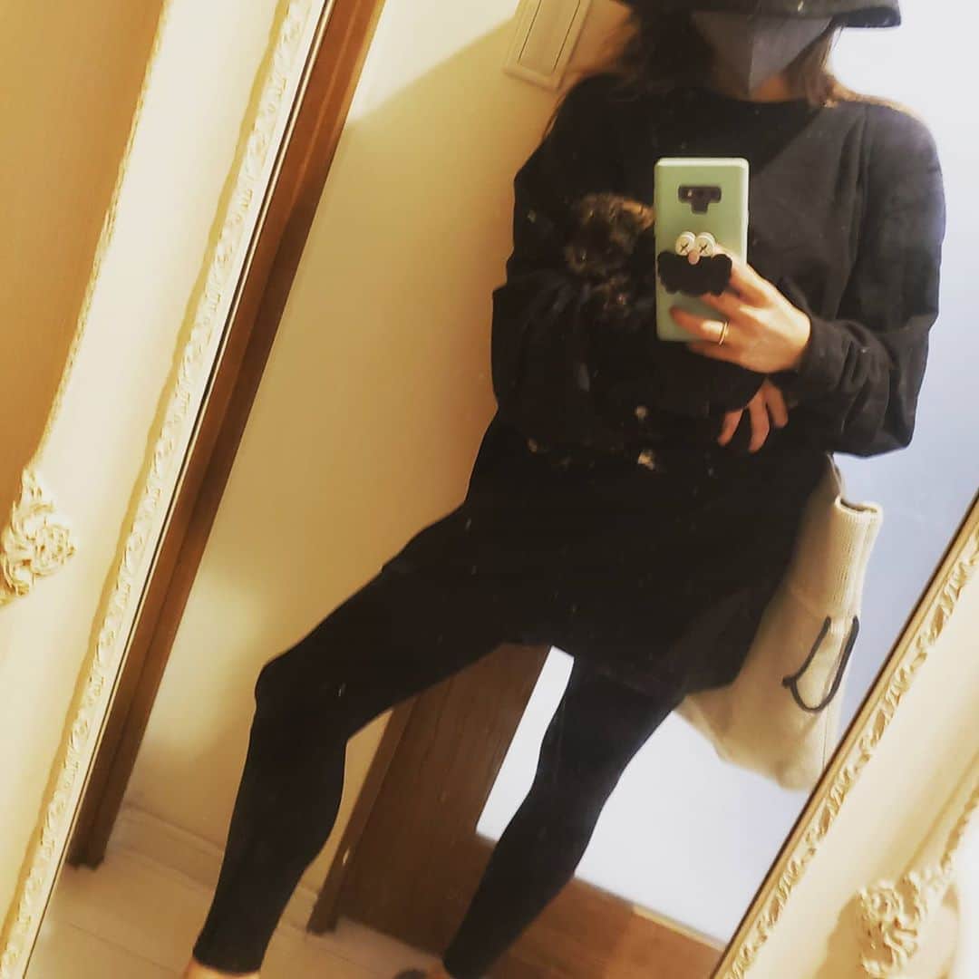 のインスタグラム：「. 朝起きるとせかせか掃除とかしてしまい保存食を作ったりして立ちっぱなしだから、家の中でも　#着圧レギンス　は絶対おすすめ。 @premium_slim_skiniy_leggings 座ってばかりも鬱血するし💀苦しくないものを選ぶのが◎。 わんこたちのお散歩も近くだけだけど行ってるからそのまま外にでちゃうよ➰ 積み重ねって解消するの大変で怠けグセがある私には重宝してるよ🙌🐰 ロングスカートの時とかは実は履いていたり🤫笑  #おうち時間 　#stayhome 　#美脚ケア #プレミアムスキニーレギンス」