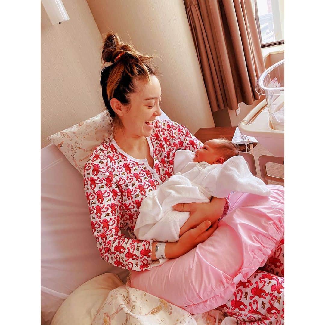 エミ・マイヤーのインスタグラム：「Thank you to everyone’s well wishes! I feel blessed and grateful to the universe for a healthy birth. Due to current restrictions, I took a cab solo in the middle of the night, signed paperwork and carried bags between contractions, not knowing the experience that lay ahead. But with the love of my partner and first daughter, family and friends, and the teamwork it takes to give birth, I never felt alone! (I even wore my daughter’s hair tie! And had my partner make a surprise playlist to listen to on the way over and during 😁 #highlyrecommended ) I am eternally grateful to the hospital and staff for making the experience as safe and smooth as possible. I can’t wait until family abroad and dear friends near and far can hug and kiss on the little one — thank you again to everyone’s positive wishes! Bless you all💗💗💗無事産まれてきてくれました！1人で病院に行って、そのあとも2人だけの滞在時間を過ごしました。病院もみんなの安全を優先してくれていて、本当に感謝です✨今までのみなさんの沢山の温かいメッセージ、本当にありがとうございます！これからもどうぞ宜しくお願いします❤️❤️❤️」
