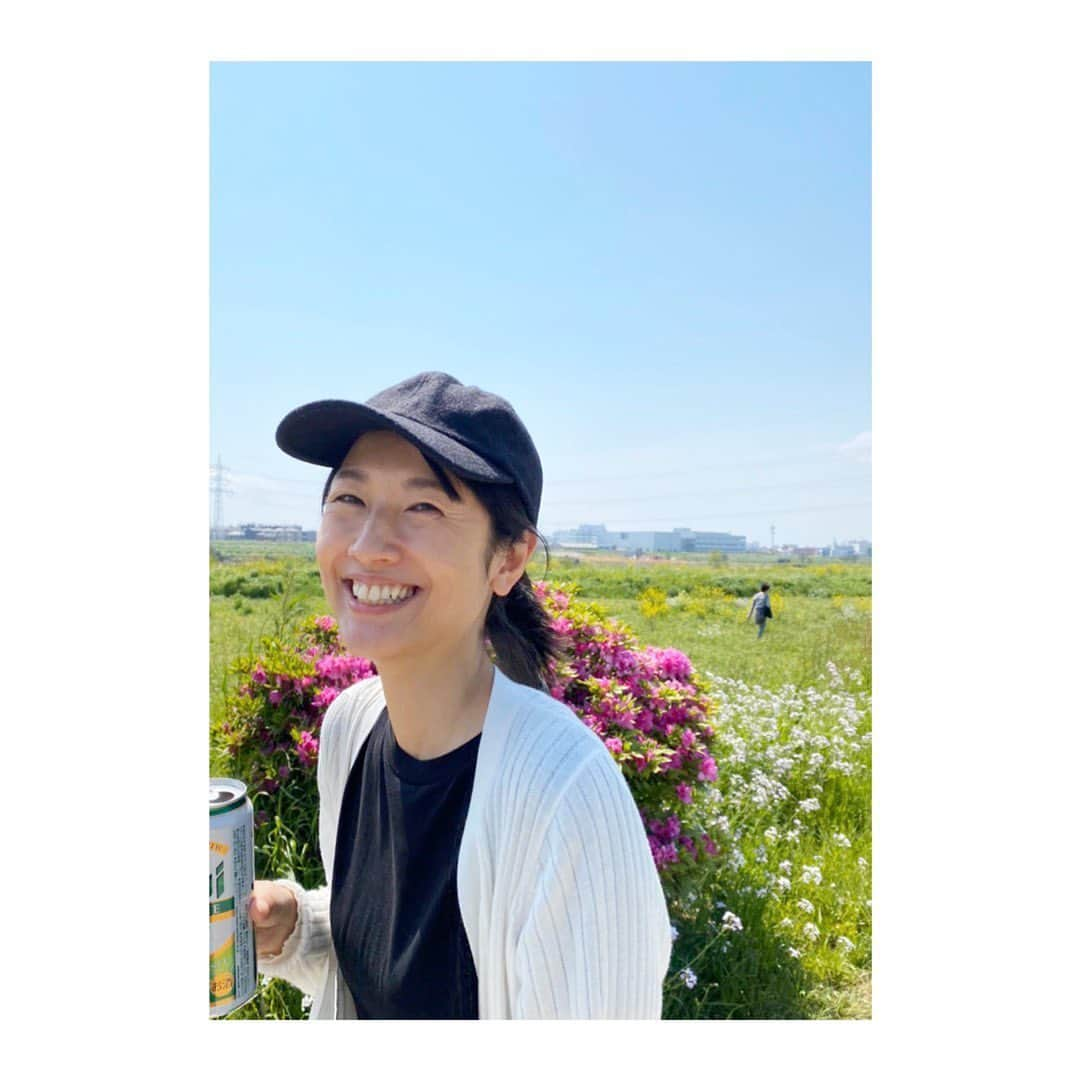 由樹さんのインスタグラム写真 - (由樹Instagram)「太陽そろそろ出ませんか？☀️ 毎日寒いんですけどー🤣  青空の下、お散歩🍻楽しかったなぁ〜  強風で目に砂埃入りまくりだったけど😂  てか、張り切って500ml買ったけど、 すぐぬるくなって飲みきれないことくらい想像しましょう、私🤪  #ある日のお散歩 #飲む時以外はマスクしてるよ #ビール」5月22日 17時15分 - yu.u.ki100