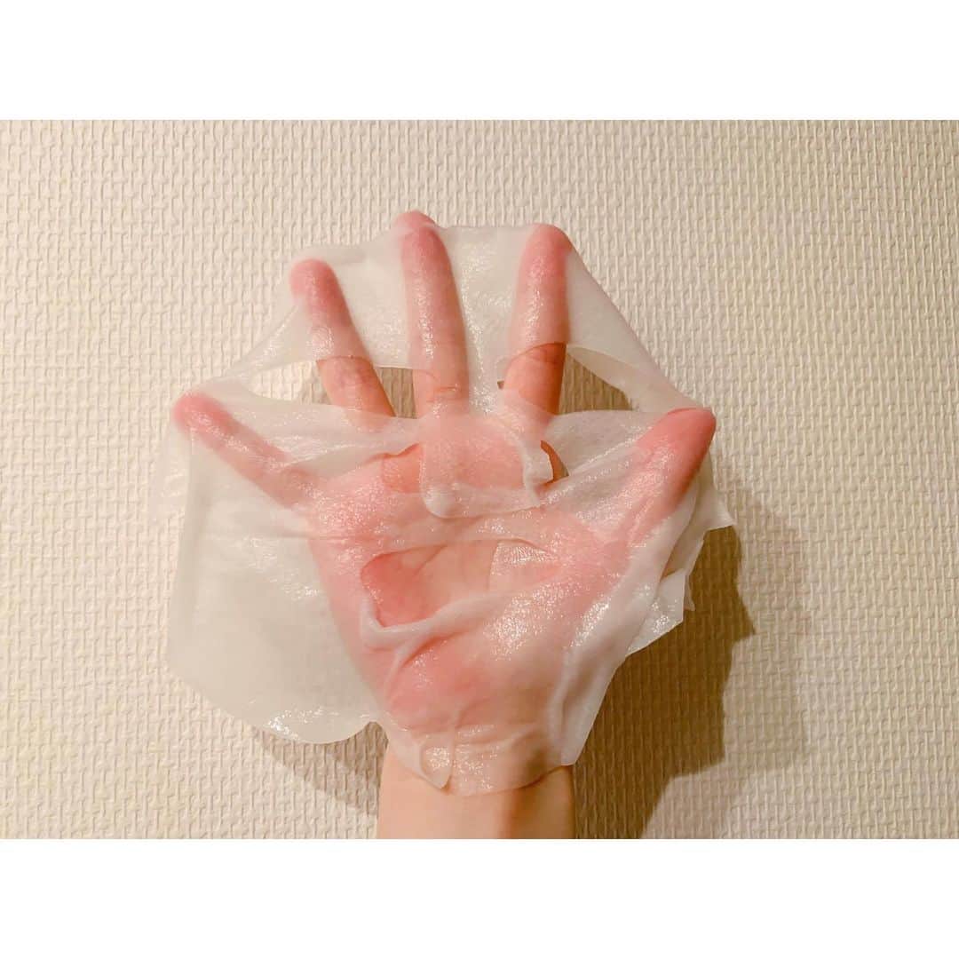 徳山沙季さんのインスタグラム写真 - (徳山沙季Instagram)「. ♡ @fujimi_official のフェイスマスクが届きました💐💐 事前に肌診断をして、カスタマイズされたフェイスマスク✨✨ 好きな香りを選べるので、フレッシュマンダリンにしました🥰 . 美容液が二層式になっているマスクです。 全部で10種類の成分が配合されていました😀 美容液ひたひたのマスクで贅沢🙌 お風呂あがりに自分へのご褒美に使っています♡ . . #PR #fujimi #スキンケア #カスタマイズ #アラサー美容 #乾燥肌 #フェイスマスク #美容好きな人と繋がりたい #おうち美容」5月22日 17時18分 - saki.whitesnow
