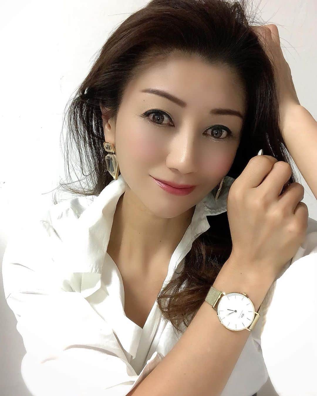 のインスタグラム：「こんにちは🌞 今日はちょっと気温が低いですね。 風がちょっと寒く感じます😊 . ちょっと夏に向けて 普段はシルバー派の私ですが、 時計やピアスをゴールドを新しく取り入れて見ましたよ！ . @danielwellington  #ダニエルウェリントン . 5／20発売の新作モデル 夏にぴったりな新しい色合いのゴールド . ちょっと焼けた肌にこの優しいゴールドの色合いがぴったり‼️ ウォーキングを良くしていたから、なんだか肌も焼けてるみたい😆 . そう、私って日焼けすると吸収していくタイプで赤くならず黒くなる😅 . フェイスは白でやはりメンズタイプの36mmを付ける事で逆に女性らしく👍 . 下記クーポンで15%OFFになるよ 【maki5】 20/7/15まで有効 DW公式サイト使用可能 . 夏に向けて気分もリフレッシュ‼️ . 今日も一日お疲れ様でした。 . いつもいいね👍コメント📝 ありがとうございます😊 . . #ダニエルウェリントン #DW #ダニエルウェリントン36mm  #DW新作#腕時計好きな人と繋がりたい  #夏らしいゴールド #手元倶楽部#腕時計#白シャツに映える #夏コーデ#メンズ時計が好き #ビックフェイス#腕時計倶楽部  #笑顔#感謝#ありがとう」