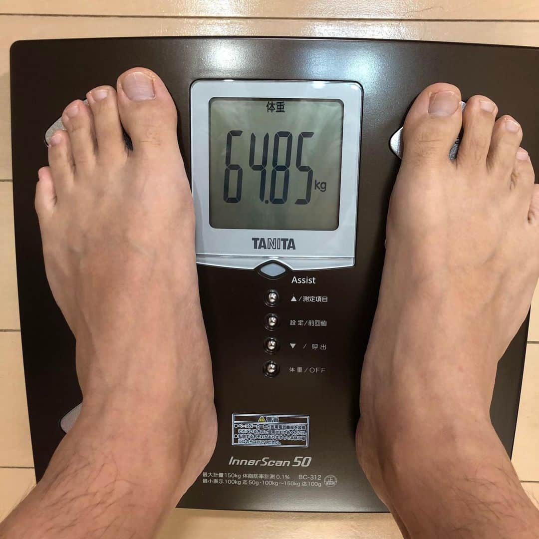 川島章良さんのインスタグラム写真 - (川島章良Instagram)「. . .  だしパックダイエットというダイエット法を自分で考案しまして、１年間ダイエットを続けてみました。  そうしたら見る見るうちに痩せていきました。  あれ？最近川島ofレジェンド痩せてない？ など思ったかたがいるかも知れません。  1年間だしパックダイエットをやっておりました。  ダイエットをやるうえで ダイエットの勉強もした方がいいと思いダイエット検定1級とダイエットインスラクターという資格をとりました。  このダイエット法は簡単にいいますと、 朝、昼は好きな食べ物を食べて夜はだしの効いた食事をするというダイエット法です。  重要なのはだしの効いた食事です。  無理して痩せる方が多いと思うのです。  糖質オフだったり過度な運動や過度な食事制限など。 自粛生活でちょっとぽっちゃりした方どうですか？  だしパックダイエットで痩せるというのどうでしょう。  今現在の体重が、、 64.85kg  わーお。中学生ぶりの体重です。  MAX体重は82kgあったので-18キロはいってました。  このダイエットのいいところは無理なく続けられることです。  詳しくは だしパックダイエット本を見てください。  #かわだしクッキング #だしパックダイエット #ダイエット #自粛生活 #ダイエット記録  #ダイエットインストラクター #ダイエット検定1級 #だしソムリエ」5月22日 17時22分 - hannyakawashima