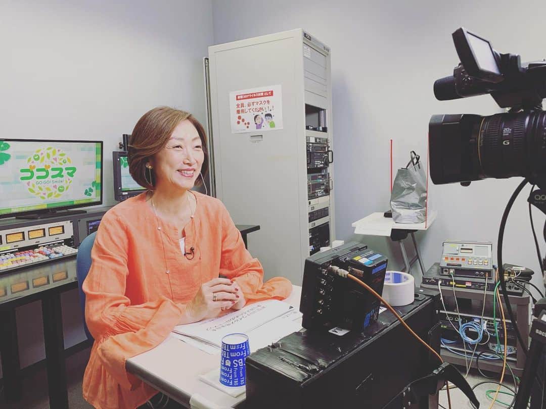 田中ウルヴェ京さんのインスタグラム写真 - (田中ウルヴェ京Instagram)「今日は東京からゴゴスマ出演でした。 衣装のオレンジ。好きな色です。 ジュディオングさんのような袖の衣装ですが、リモートだと顔しか映らず残念でした。(昭和の人しかわからない内容にて失礼します) #今日の衣装」5月22日 17時34分 - miyako.tanaka.oulevey