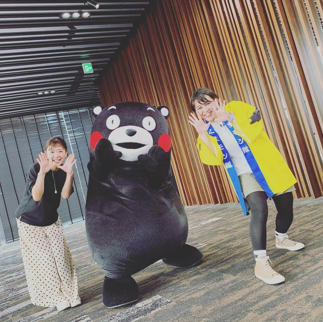 常盤よしこのインスタグラム：「. てれビタ 今日は久しぶりにくまモンと一緒でした❤️ 相変わらず可愛いな😍 . 4月リリースの かモン！くまモン！を一緒に踊りました♫ いい運動だ♫ 皆さんも踊ってみてください♫ .  #くまモン #かモンくまモン  #てれビタ」