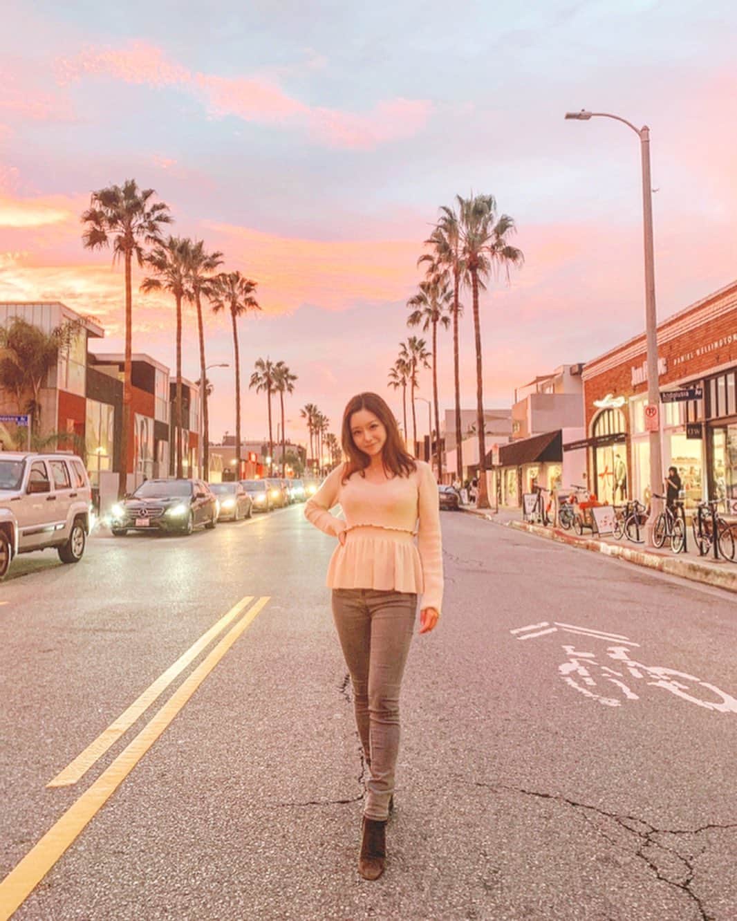 利咲のインスタグラム：「2018年、秋にUCLAに短期留学を行っていました。﻿ 前のiPhoneにたくさん写真が残っていたので、自粛中である今、思い出と共に色々載せていきたいと思います。﻿ （当時現地でiPhoneを盗まれてしまい、繋ぎで買った別の端末でインスタにアップしようとして残してそのままになっていたものです。）﻿ ﻿ 時は2018年11月〜12月、季節は秋冬、 そんなLA生活メモリーズをお楽しみ下さい。﻿ この写真はアボットキニーという サンタモニカのお洒落なストリートです。﻿ 夕焼け空がとにかく綺麗で、毎日この時間が大好きでした。﻿ 夜は季節柄もあってクリスマスのイルミネーション！﻿ 不思議な亀？恐竜モチーフがユニーク🦖﻿ 最後の動画はぐるぐる回るイスがあってみんなこれ乗ってぐるぐるしてたけど今見るとなかなかシュールww﻿ ﻿ ﻿ In the fall of 2018.I had a short study abroad program at UCLA.﻿ I had some photos left on my iPhone that I was using before, so now that I'm self-restraining, I'd like to post various photos along with my memories.﻿ ﻿ (At that time, my iPhone was stolen locally, so I left it there when I brought it back to Japan.  I recently connected and tried to upload to Instagram.)﻿ ﻿ From November to December 2018, the season is autumn and winter, and enjoy LA Life Memories.﻿ This photo is a fashionable street in Santa Monica called Abbott Kinney.﻿ ﻿ The sunset was beautiful and I loved this time every day.﻿ It's Christmas season at night so it's illuminated!﻿ A strange turtle?  Unique dinosaur motif 🦖﻿ ﻿ In the last video, there are chairs that spin around and everyone rides on it.  I also tried it, but now I see something like surreal lol﻿ ﻿ ﻿ #LA #UCLA #LAlife #losAngeles #US #USA #studyabroad #2018 #universitystudent #university #college #student #schoollife #UCLAextention #abbottkinney #santamonica #november #December #Christmas #ロス #ロサンゼルス #memory #LA生活 #サンタモニカ #happyholidays」