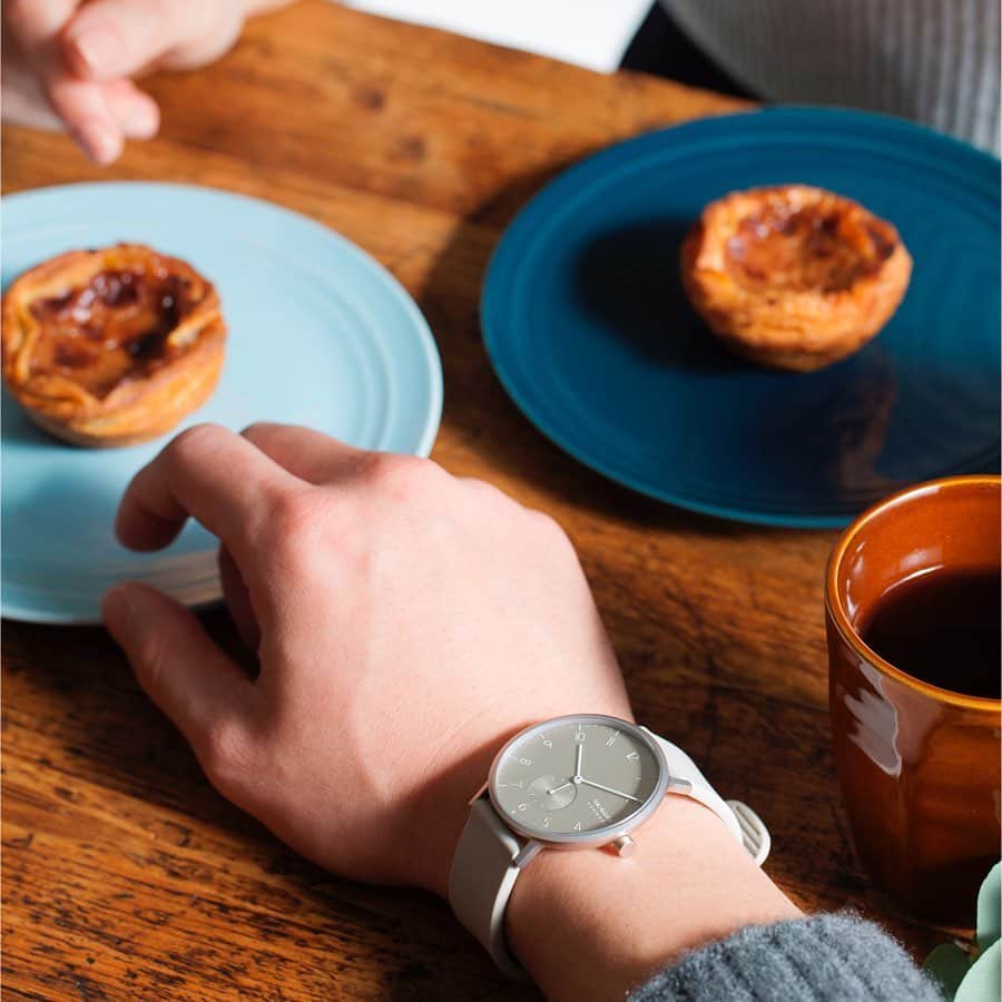 TiCTACさんのインスタグラム写真 - (TiCTACInstagram)「「SKAGEN」各¥14,000+tax  洗練された北欧デザインが魅力、デンマークのライフスタイルブランド、スカーゲン。ほっこりやさしい印象のモカベージュはTiCTAC別注カラー。ペアウォッチにもおすすめです。 ・ 二人の記念日にお揃いの腕時計を。一緒の時も離れている時もいつも身に着ける腕時計が二人の時間を繋ぎます。 ・ #skagen #スカーゲン #skagenwatch  #skagendenmark  #北欧デザイン #北欧スタイル #北欧時計 #tictac #watch #チックタック時計店 #時計 #腕時計 #pairwatch  #ペアウォッチ #お揃いの時計 #おそろいの時計 #腕時計の贈り物  #誕生日プレゼント時計  #記念日プレゼント時計 #シンプルスタイル  #シンプルデザイン #ヒュッゲな時間  #家族の時間 ・ 【店舗臨時休業のお知らせ】緊急事態宣言の延長に伴い多くの店舗が当面の間臨時休業しており、営業を再開した店舗につきましても時間を短縮して営業しております。オンラインストアにつきましては、お客様のご要望にお応えできるよう営業を継続しております。」5月22日 17時30分 - tictac_press