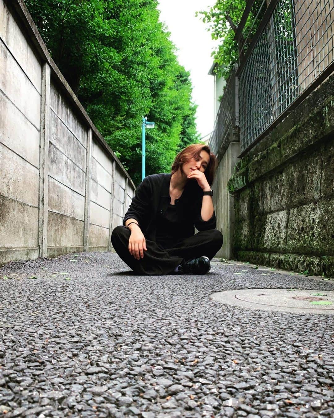 二宮愛のインスタグラム：「今夜21:00〜のインスタライブ、何歌おうかなぁ🤍👓 ------✄------ ちょっと用事があって、家から歩いて40分くらいの所まで行って、帰ってきた。  チャリ使えよ！って歩き始めて思ったけど、なんだかレトロな路地裏見つけたしok👍 ________________ #instagood #instalike #instagram #路地裏 #細道 #黒コーデ #白黒　#髪伸びた」