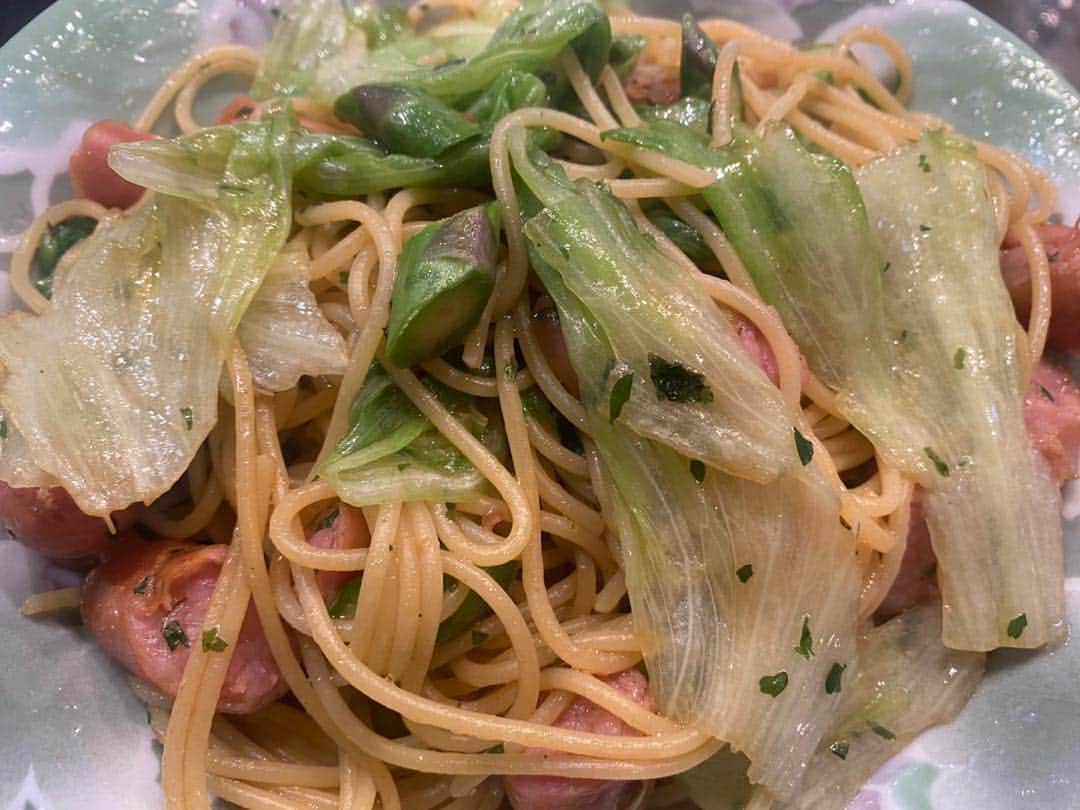 火口秀幸のインスタグラム：「‪我流　日替わり　パスタ‬ ‪#ペペロンチーノ‬ ‪#オリーブオイル　‬ ‪#レタス　#ウィンナー　#アスパラ‬ ‪一応　なんとかなったかな🤔‬ ‪#吉本坂46 #RED #自炊‬」