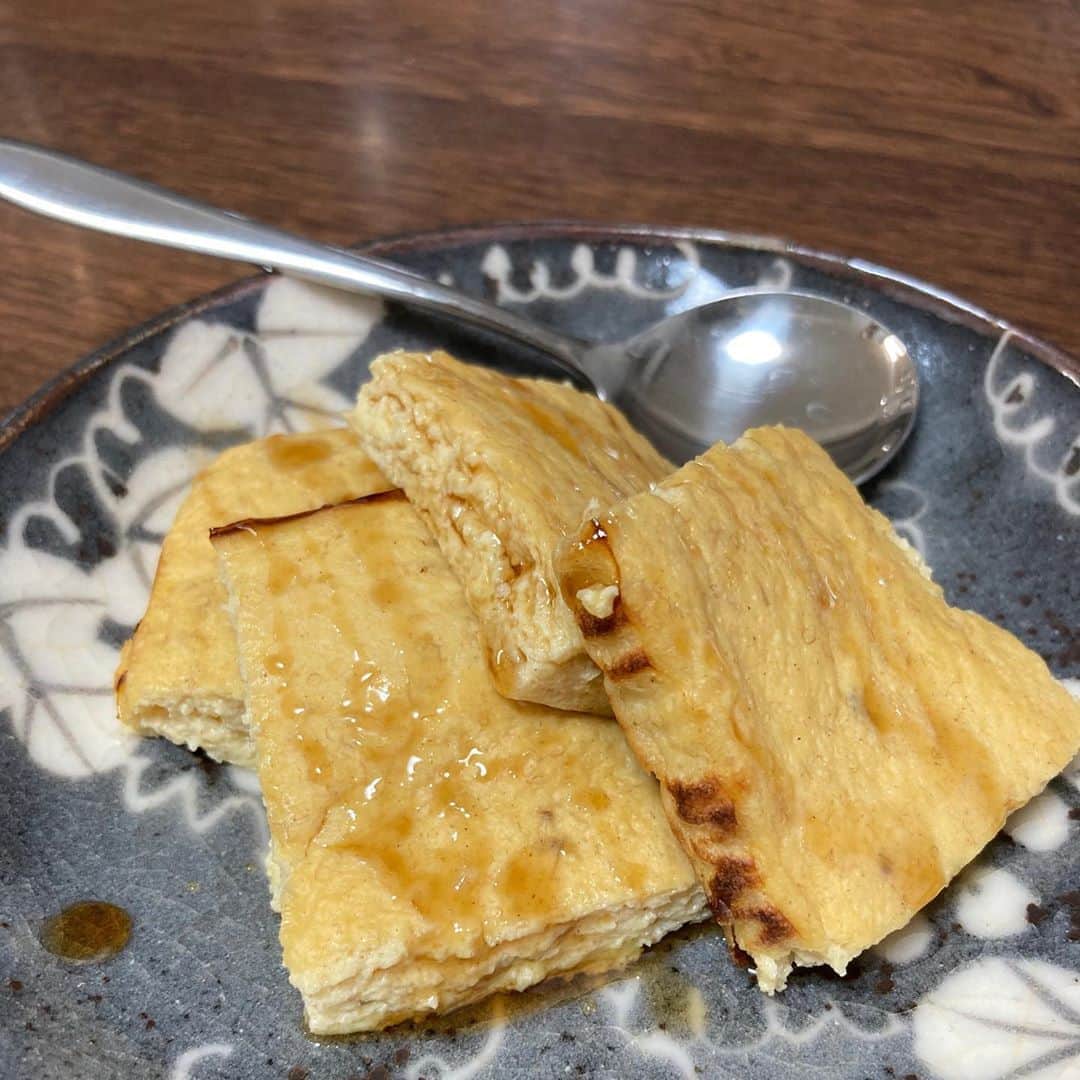 久保ミツロウのインスタグラム：「チーズを使わないチーズケーキのレシピを見て初めて作ったら、油揚げにしか見えない。ハチミツの代わりにかけたメイプルシロップが醤油に見えるせいか。 一晩冷蔵庫に置いてアガベシロップかけて食べたけど、だし巻き卵に見える。味はチーズケーキとは程遠い。食べられなくはない。」