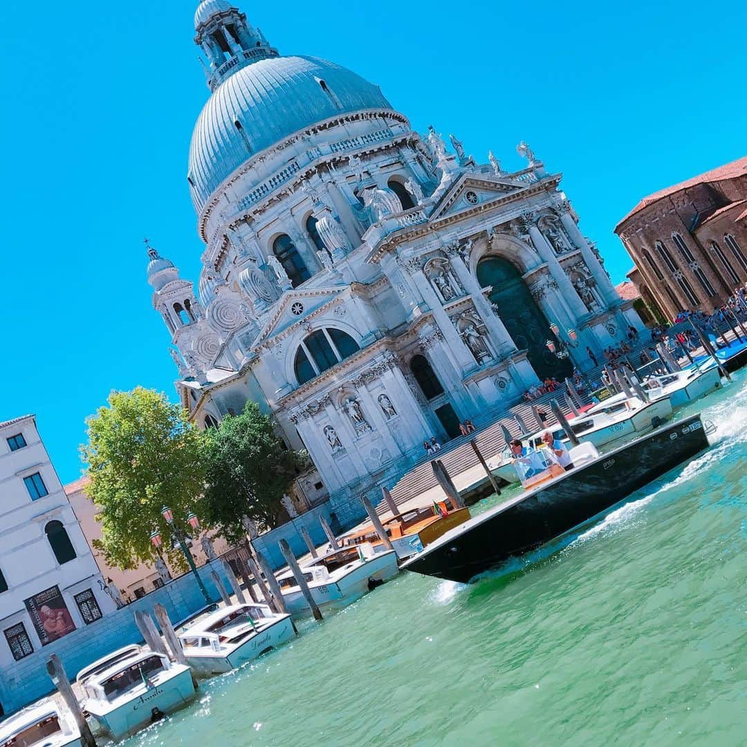 船越真衣のインスタグラム：「Venezia🇮🇹 2017年の中で一番写真が多いかもしれないこの場所🛥✨ Veneziaは時期を間違えると大変なので、時期選びだけは慎重に❣️ #旅#旅行#海外#海外暮らし#海外旅行#イタリア#Europa#ヨーロッパ#Venezia#Italy #Traveler#travel#travelgram#beach#art#japan#happy#tokyo#instalike#instagood#fun#smile#beautiful#beautifulview#lol#me#tbt#yolo#style#love」