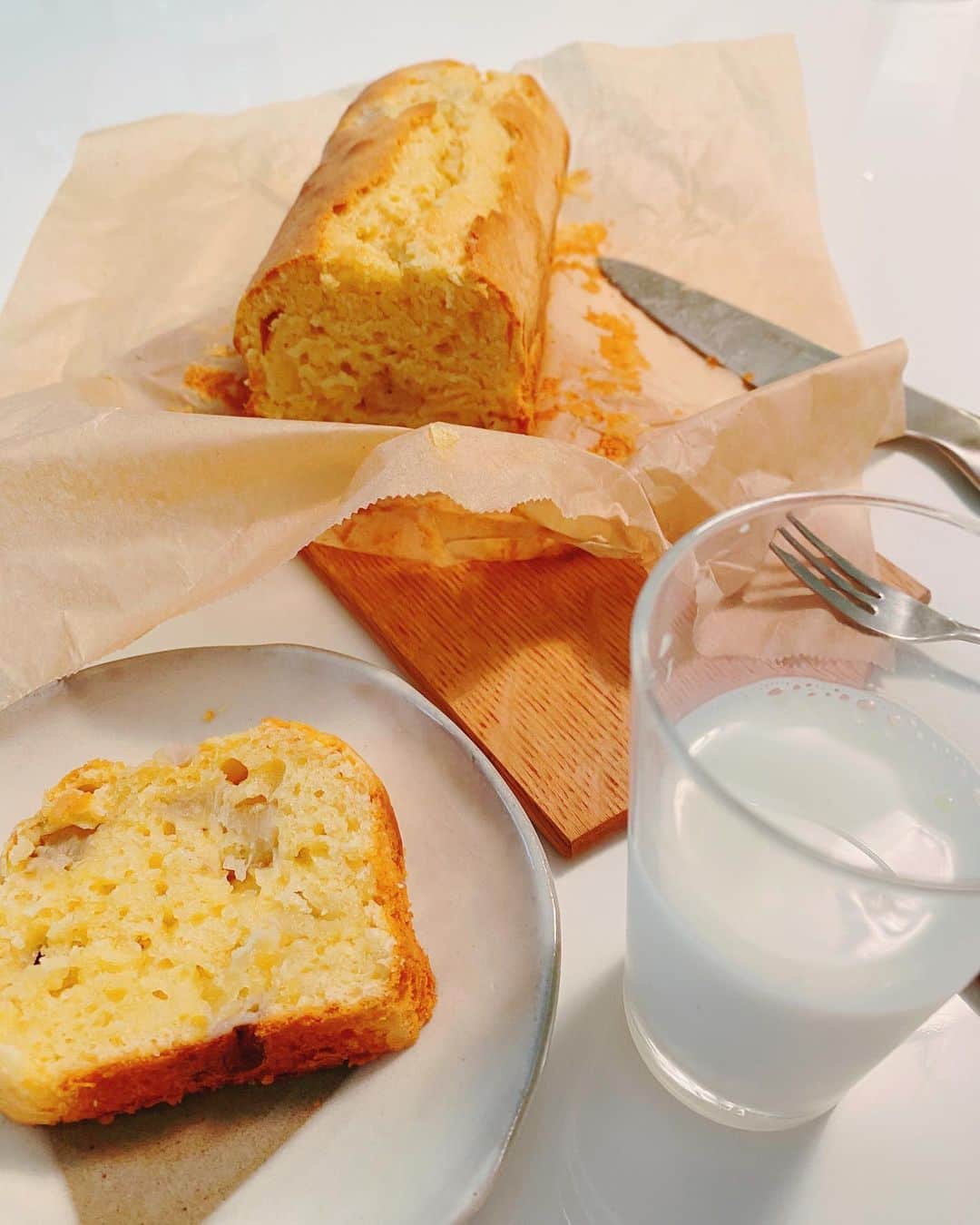 海保知里さんのインスタグラム写真 - (海保知里Instagram)「すぐ作りすぐ食べすぐ無くなるバナナパウンドケーキ。みんなで牛乳と一緒にペロリ🥛 ... 我が家で愛用しているこの小皿は、結婚のお祝いに岡江さんから頂いたもの。これに合う大皿などのお皿も頂き、結婚してからほぼ毎日使っています。岡江さん、気づけば今日で一ヶ月。今夜は献杯します。　#海保知里」5月22日 17時39分 - chisato_kaiho