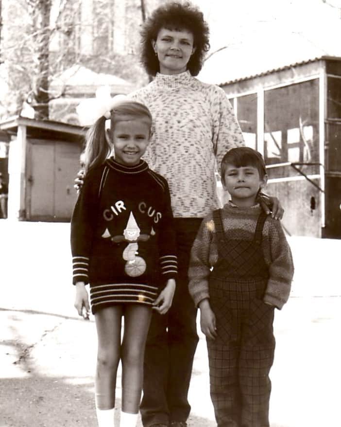 ナターシャ・ポーリーのインスタグラム：「Happy Birthday To The Best Brother In The World @apolevshchikov ❤️」