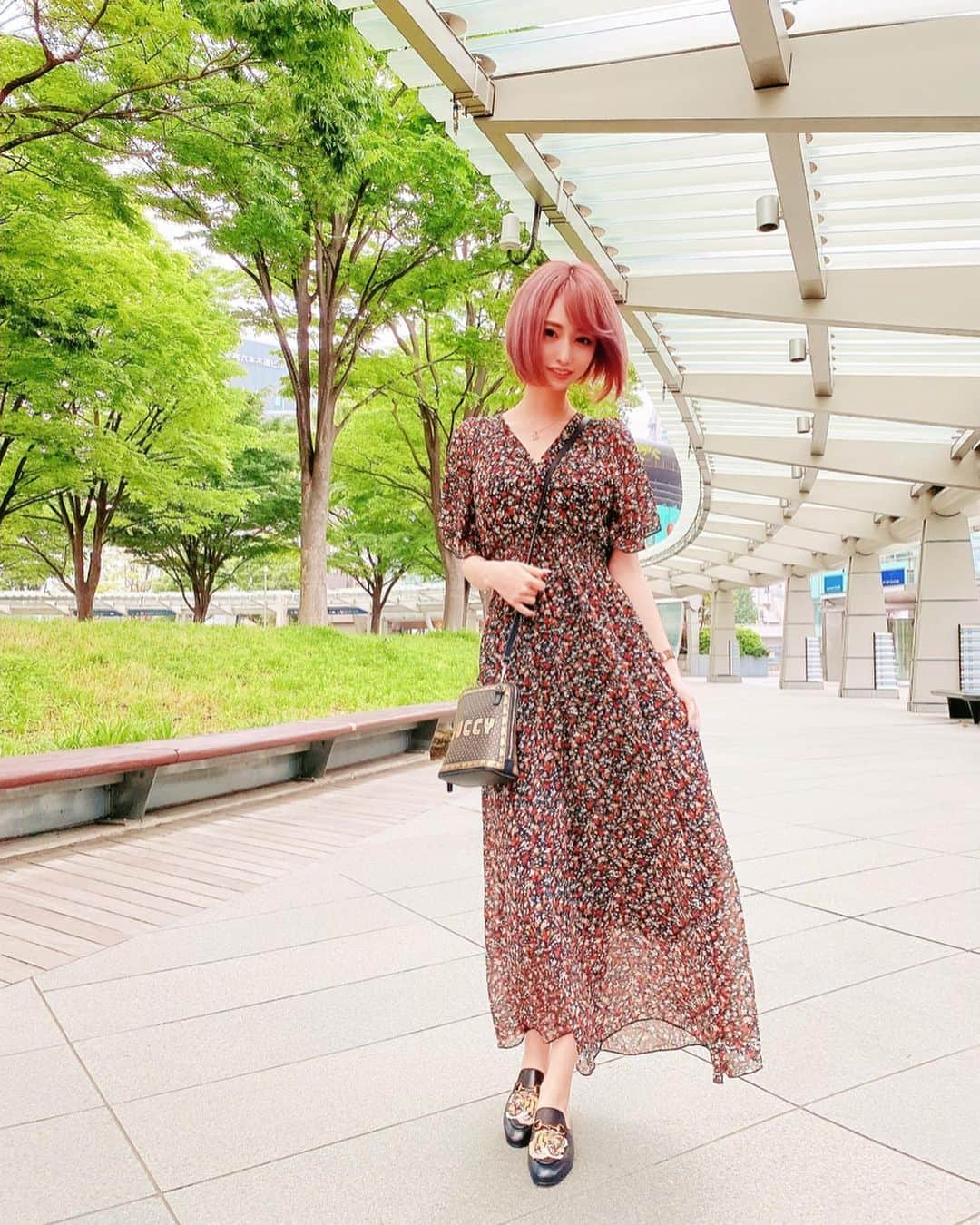 サキ吉さんのインスタグラム写真 - (サキ吉Instagram)「ある日のコーデ✨ ． 最近夏まで着れるお洋服を選んで購入してるよ☺️👌 この @fifth_store のワンピはゆったり着れるから在宅勤務にもぴったり🙌 急なオンライン会議でもばっちり◎！ ． 早くたくさんお出かけしたいね❤️ ． #fifth #fifthtl #フィフス #小花柄Vネックロングワンピース #カジュアル #ワンピース #平均身長コーデ #ワンピースコーデ #リラックスコーデ #おうちコーデ #おうちファッション #おうち時間  #shwf」5月22日 8時45分 - sakikichi1201