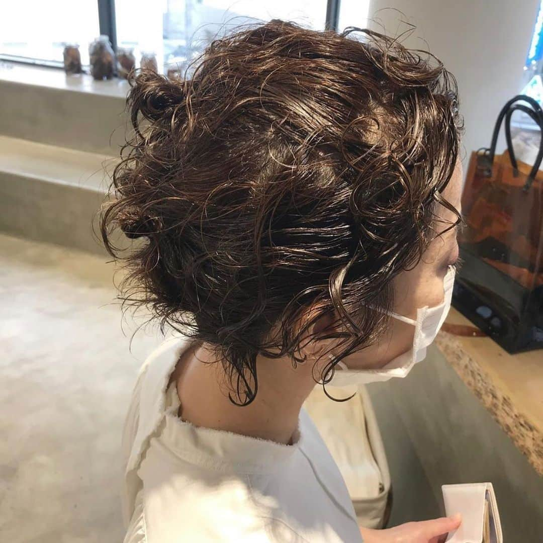 nanukさんのインスタグラム写真 - (nanukInstagram)「TAKAHASHI【BOB perm style ムーブメント】 . 「結べるくらいの長さで」 のオーダーに対して、 「結べるだけ結んで落ちる髪の毛はピンでとめる」というBOBレングスの可愛さを提案 . @nanuk_takahashi.buri . #gestnanuk」5月22日 9時00分 - nanukhair