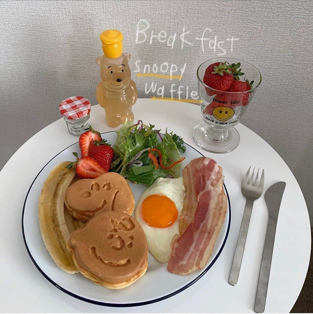 k i ｒa r a のインスタグラム：「𝐬𝐧𝐨𝐨𝐩𝐲﻿ 朝ごはん🥞🍌🍓﻿ ﻿ 久しぶりに焼いた﻿ スヌーピーワッフル👶🏻﻿ ﻿ ふわふわでおいしい♡」