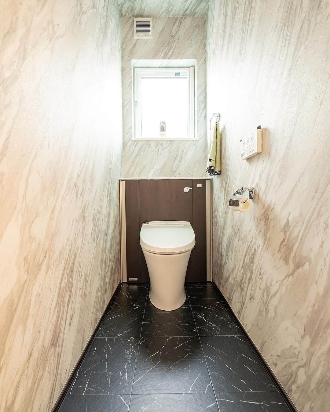 homelife 夢を叶える暮らし方さんのインスタグラム写真 - (homelife 夢を叶える暮らし方Instagram)「【個性派トイレ】 . . 個性的なクロスでトイレが一気におしゃれな雰囲気に✨ 落ち着いた雰囲気で素敵なデザインです♪ . . こちらのお家はアーキホームライフのお施主様邸の施工写真です。 その他の施工写真は、 @homelife_gallery のURLからご覧いただけます。 . 家づくりの資料請求はコチラから @homelife_shiryou . . #トイレ #レストルーム #アクセントクロス #トイレインテリア #個性的 #個性派 #デザイン #お手洗い #おしゃれ #タンクレス #トイレ壁紙 #トイレリメイク #マイホーム #夢のマイホーム #間取り #シンプルな暮らし #暮らしを楽しむ #注文住宅 #自由設計 #デザイン住宅 #myhome #family #house #home #homelife_京都 #homelife_大阪 #homelife_兵庫 #ホームライフ #ホームライフ100 #アーキホームライフ」5月22日 9時09分 - archihomelife_official