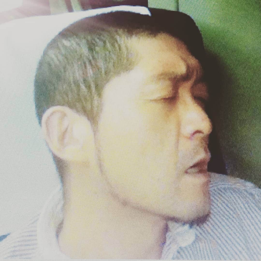 松本隆博のインスタグラム：「。 この写真は覚えてるわ～ 確か、、仕事やなにやら でいろいろあって、日々 電車乗ってまた次の現場 行って毎日毎日こなす事 になっててふと自分に 疑問になってた時だ。 歌ってたよーー♪ ｢俺の人生は～♪何処から始まり…いったい何処で終わってしまうんだろぅ…♪｣ さ、今日はヒザ休めの日にしよう。 …湿布でも貼ろうかな💦^^;」
