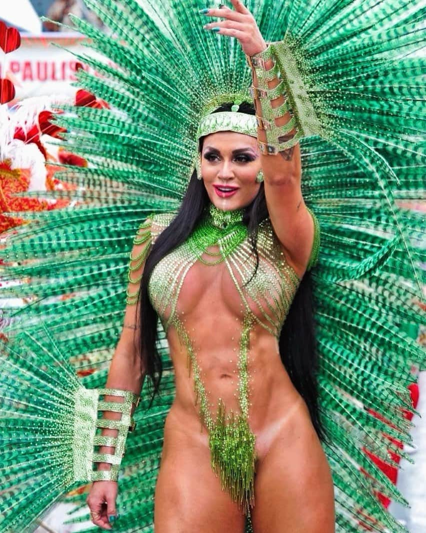 Juliana Salimeniさんのインスタグラム写真 - (Juliana SalimeniInstagram)「#tbt de uma data especial e de muita alegria: nosso carnaval ❤️ @x9paulistanaoficial  @pulsacaonotamil」5月22日 9時31分 - jujusalimeni