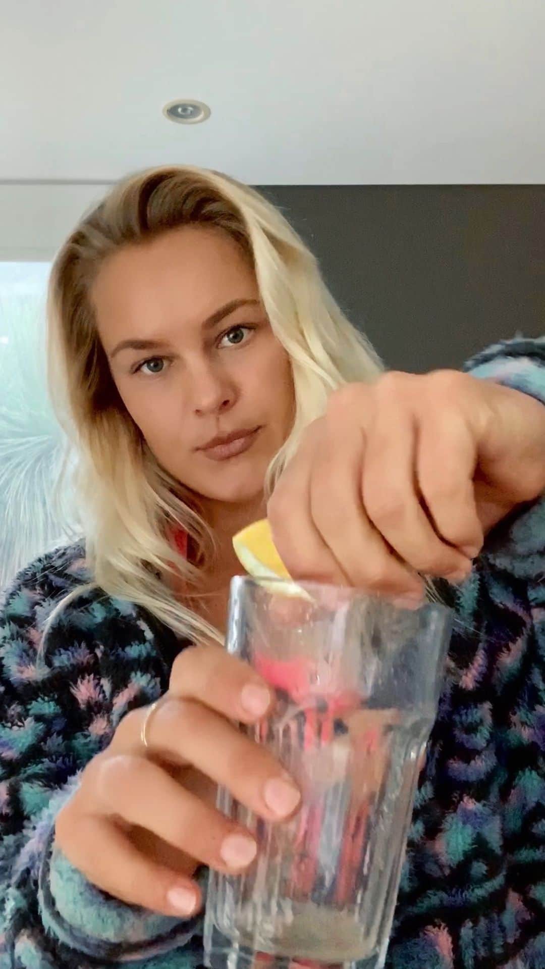 フェリシティー・パルマティアーのインスタグラム：「My morning routine is something that is essential for me to set the tone for my day. Over the last few years it has changed slightly but one thing that has stayed the same is lemon water first thing in the morning and then every other morning I mix in a @usanainc probiotic Usana probiotic supports a healthy digestive system, helps to maintain a healthy gut flora and contains up to 12 billion bacteria per serving. Win the morning, win the day! #liveusana #usana」