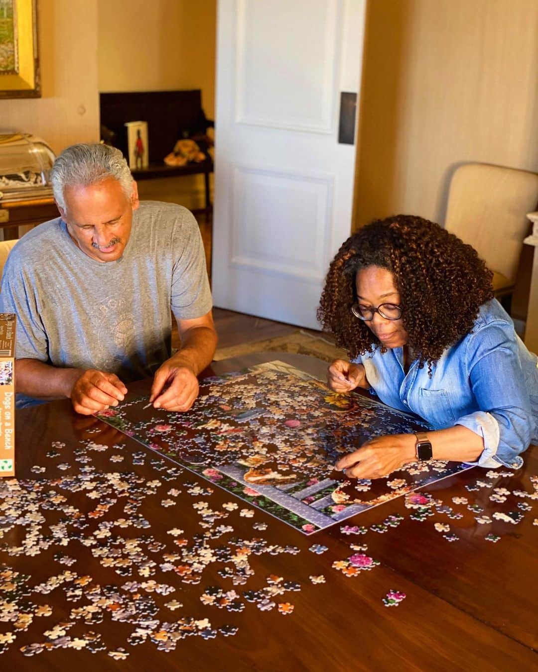 オプラ・ウィンフリーのインスタグラム：「Never in a million years did I see me and @stedmangraham doing a puzzle on a weekday night. But after two months in quarantine, we’ve had to figure out different ways to spend time together. That’s why this week’s theme for #YourLifeInFocus will be CONNECT. How can relationships with your significant other, your family, your friends, and, most importantly, yourself grow in this time of social distancing? We’ll have renowned couples therapist @estherperelofficial answering questions and the always delightful @traceeellisross checking in. Tap the link in my bio to sign up for free! See you this Saturday 5/23 at 11 AM EST! #OprahandWW @ww」