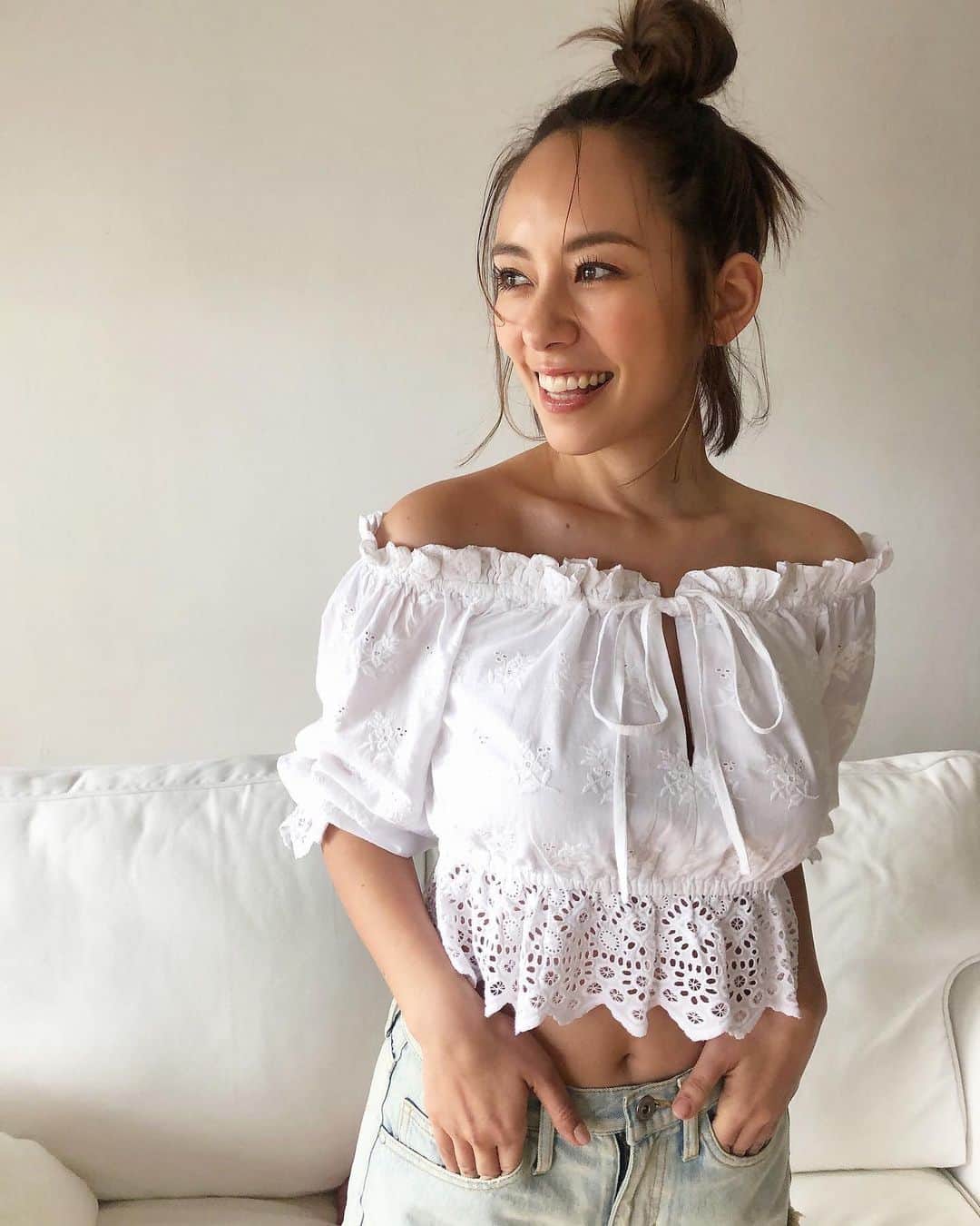 鮎河ナオミのインスタグラム：「7月発売予定のダイエット本の撮影📖  私の大好きなLAのセレクトショップ @revolve が衣装協力してくれました😊❣️ちなみに、このトップスお買取❤️ . . 最近毎日家にこもって執筆活動していましたが、少しづつ形になってきて嬉しいー😭✨ 食事の話から、小顔になるセルフマッサージ法など、たくさん紹介しています！新陳代謝をあげて、みんなが健康的に美しくなれるよう、少しでも参考になれば良いなと思っています✨ . . #revolve#revolveme #リボルブクロージング #撮影 #ダイエット #ダイエット本 #セルフマッサージ #美しく健康に」