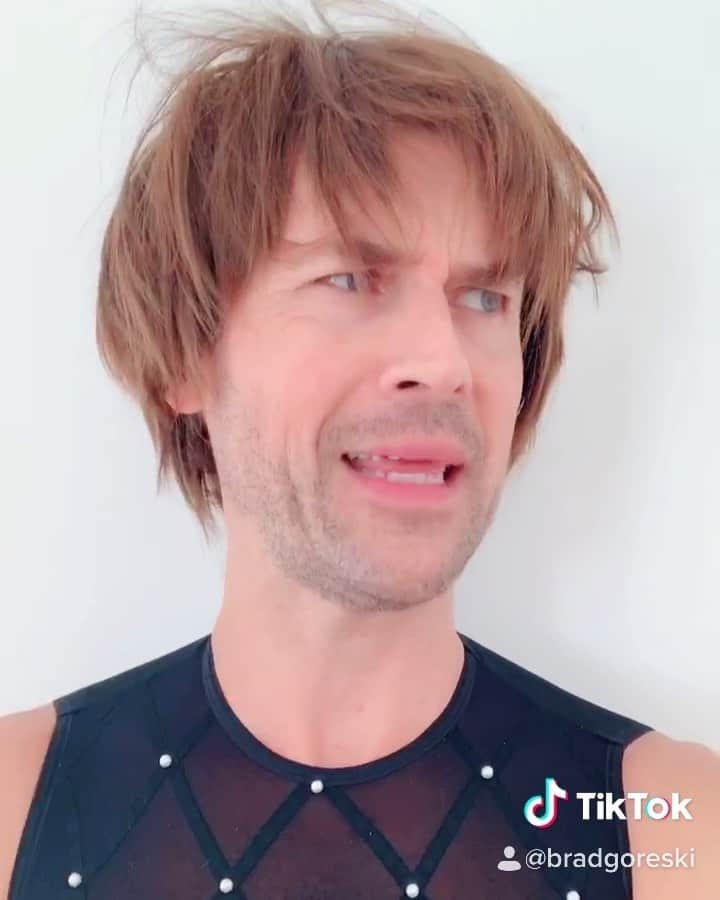 ブラッド・ゴレスキーのインスタグラム：「We can always count on @lisarinna to ask the important questions ❄️ @theprettymess @kylerichards18 @doritkemsley @bravotv #rhobh #voiceover @tiktok」