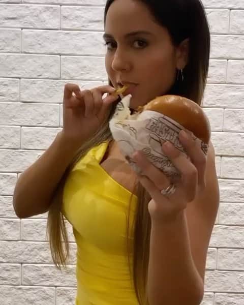 Mulher Melãoのインスタグラム：「Nada melhor que saborear um lanche maravilhoso do @mcburgao 🍔🍟 superou minhas expectativas vale a pena provar 😋 peça no delivery já 😘」