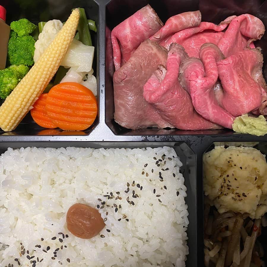 水木一郎さんのインスタグラム写真 - (水木一郎Instagram)「テイクアウトのローストビーフ弁当。口に広がる肉の柔らかさにうっとりするぐらいの美味さ。 #テイクアウト  #ローストビーフ弁当  #a5肉  #水木一郎」5月22日 9時49分 - ichiromizuki