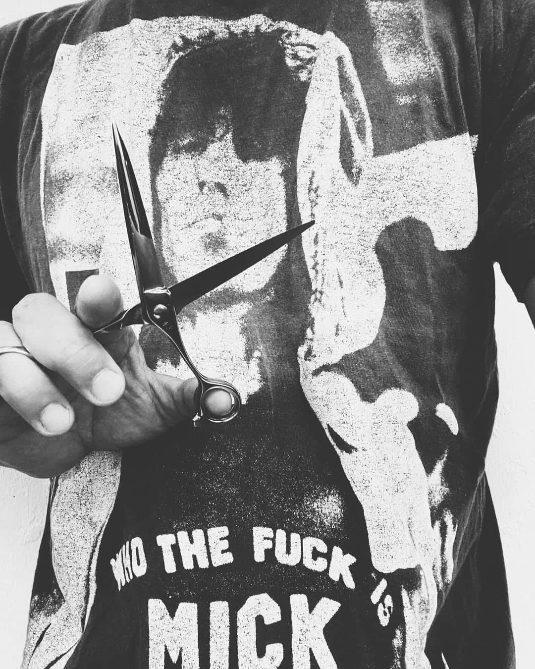 青木大輔のインスタグラム：「“Who the F@CK is MICK JAGGER?” #scissors #tsirts」