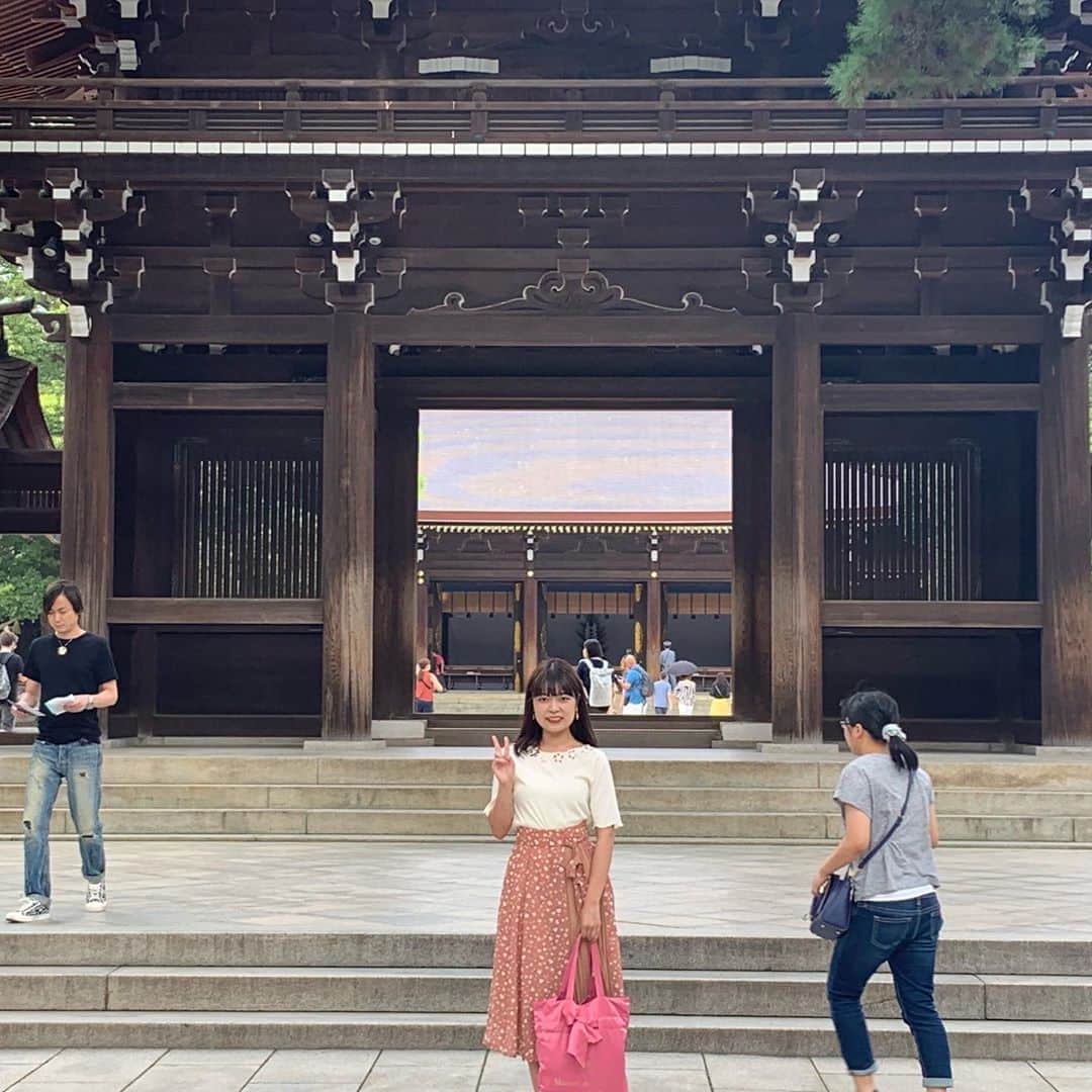 のインスタグラム：「約2年半前、短歌で賞をいただいてから、時間を頂いてから時間が許す限りではありますが、明治神宮を訪れるのが自分の中でのお決まりです😌 感謝の気持ちもありますし、パワーをチャージしてくれるのを感じます 1枚目は去年の夏で、2枚目は一昨年の11月ごろかな？ 受験生で、顔がパンパンです😂そしてなんか幼い、、笑笑 1週間お疲れ様です😌💐 #明治神宮 #短歌 #パワースポット #感謝 #被写体 #撮影 #カメラ #iphoneカメラ #女子大生 #ご利益 #お守り #おうち時間 #japan #japaneseculture #japanesegirl #lll #camera #meijishrine #shrine #stayhome #portrait #streetphotography #ootd #flf」