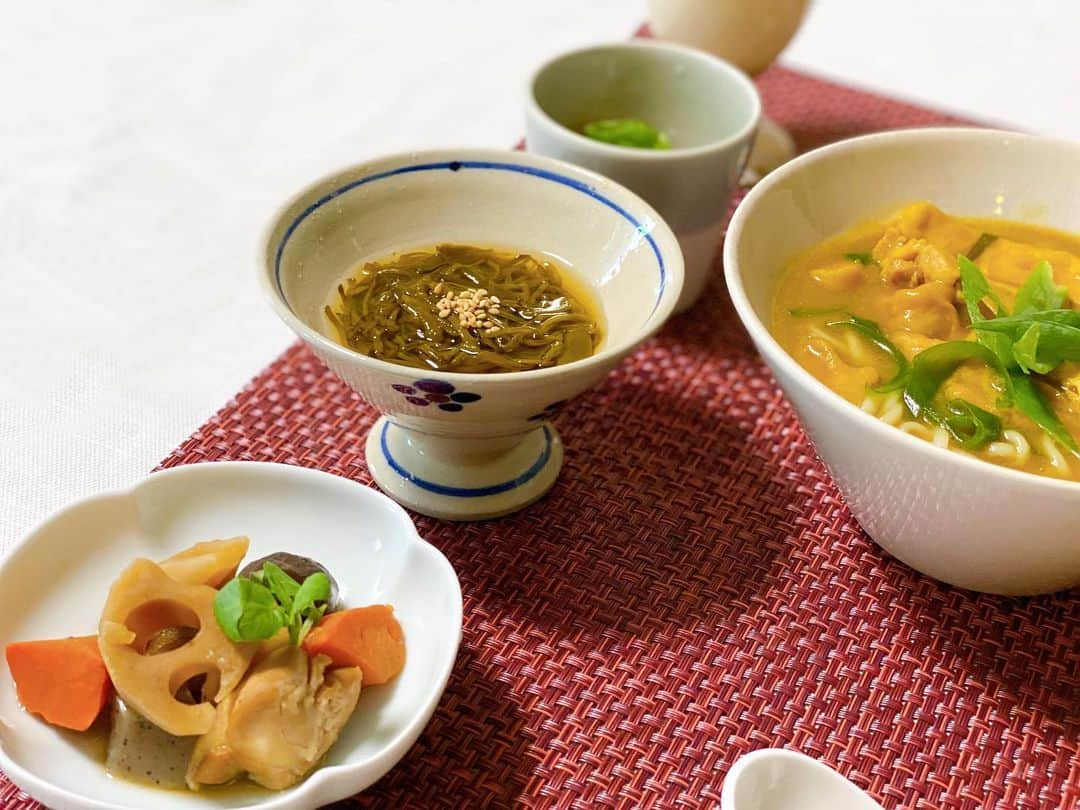 渡辺早織さんのインスタグラム写真 - (渡辺早織Instagram)「今日の朝ごはん  朝カレー🍛 したくなっちゃいました。  #早織飯 #mybreakfast #今日の朝ごはん  #カレーうどん #播州うどんで #お麩と練りあげと鶏肉 #筑前煮 #めかぶ #納豆 #黒糖豆乳 #最近のブームです  #stayhome #stayhealthy」5月22日 10時18分 - _watanabesaori_