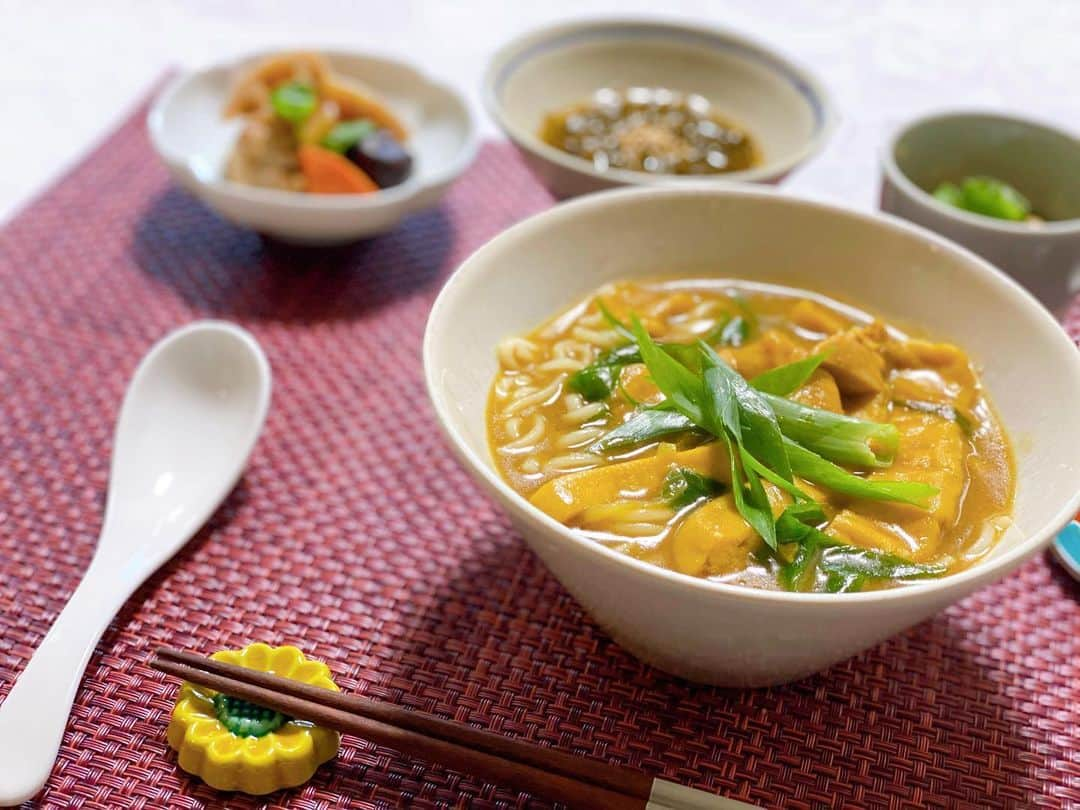 渡辺早織さんのインスタグラム写真 - (渡辺早織Instagram)「今日の朝ごはん  朝カレー🍛 したくなっちゃいました。  #早織飯 #mybreakfast #今日の朝ごはん  #カレーうどん #播州うどんで #お麩と練りあげと鶏肉 #筑前煮 #めかぶ #納豆 #黒糖豆乳 #最近のブームです  #stayhome #stayhealthy」5月22日 10時18分 - _watanabesaori_