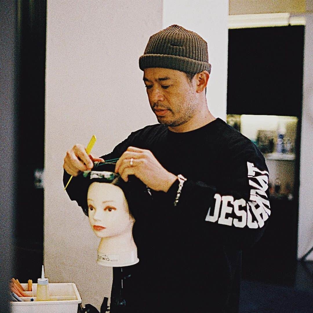 青木大輔のインスタグラム：「ウイッグ巻くのも気合い入ってます！😂 以前にカットしたウイッグにパーマかけてみた #perm #seriousface  Photo by K̸A̸T̸S̸U̸」