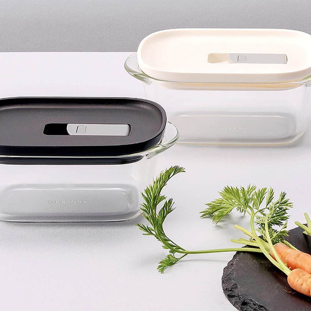 Timeless Comfort さんのインスタグラム写真 - (Timeless Comfort Instagram)「【Let's Enjoy Cooking！  LOCK＆LOCK MODERN STEAM HOLE】﻿ ﻿ LOCK＆LOCKは1978年創業以来、4面ロックの保存容器を中心に、革新的な機能を持つキッチン用品を全世界130ヶ国に供給するグローバル企業です。保存容器では、世界一位の実績を持っています。﻿ ﻿ 軽量化された安全性の高い耐熱ガラスを使用していますので、急激な温度変化に強く、電子レンジ、オーブンの他、冷蔵、冷凍庫にも使用いただけます。(-20℃～+400℃)﻿ ガラスの一番の良いところは、匂い移りの心配が無いこと。食品の保存から調理まで、幅広く使い回せますね。﻿ ﻿ レバーを開けば、蓋をしたまま電子レンジで調理が可能。﻿ スチームホールから蒸気を排出しながら食材の水分を守りつつ、飛び散りも防げます。﻿ ﻿ 取っ手付きなのでレンジ・オーブンからの出し入れにも安心。﻿ さらに、オーブンウェアとしてそのまま食卓に出すこともできます。﻿ ﻿ モノトーンカラーで統一されたスタイリッシュなデザインも魅力です。﻿ ﻿ 保存から食事まで、手軽に使える「MODERN STEAM HOLE」で、毎日のお料理を楽しんでみませんか。﻿ ﻿ ■LOCK＆LOCK MODERN STEAM HOLE　ホワイト/ブラック﻿ スクエア760ml：1,000円﻿ レクト550ml:800円﻿ レクト890ml：1,200円﻿ レクト1,300ml:1,500円（すべて税抜価格）﻿ ﻿ #TIMELESSCOMFORT #タイムレスコンフォート #interiorshop #インテリアショップ　#lifestyleshop #ライフスタイルショップ ﻿ #kitchentools #lockandlock #ガラス容器 #キッチンツール　#保存容器 #glasscontainer #オーブンウェア #bakeware」5月22日 10時10分 - timeless_comfort