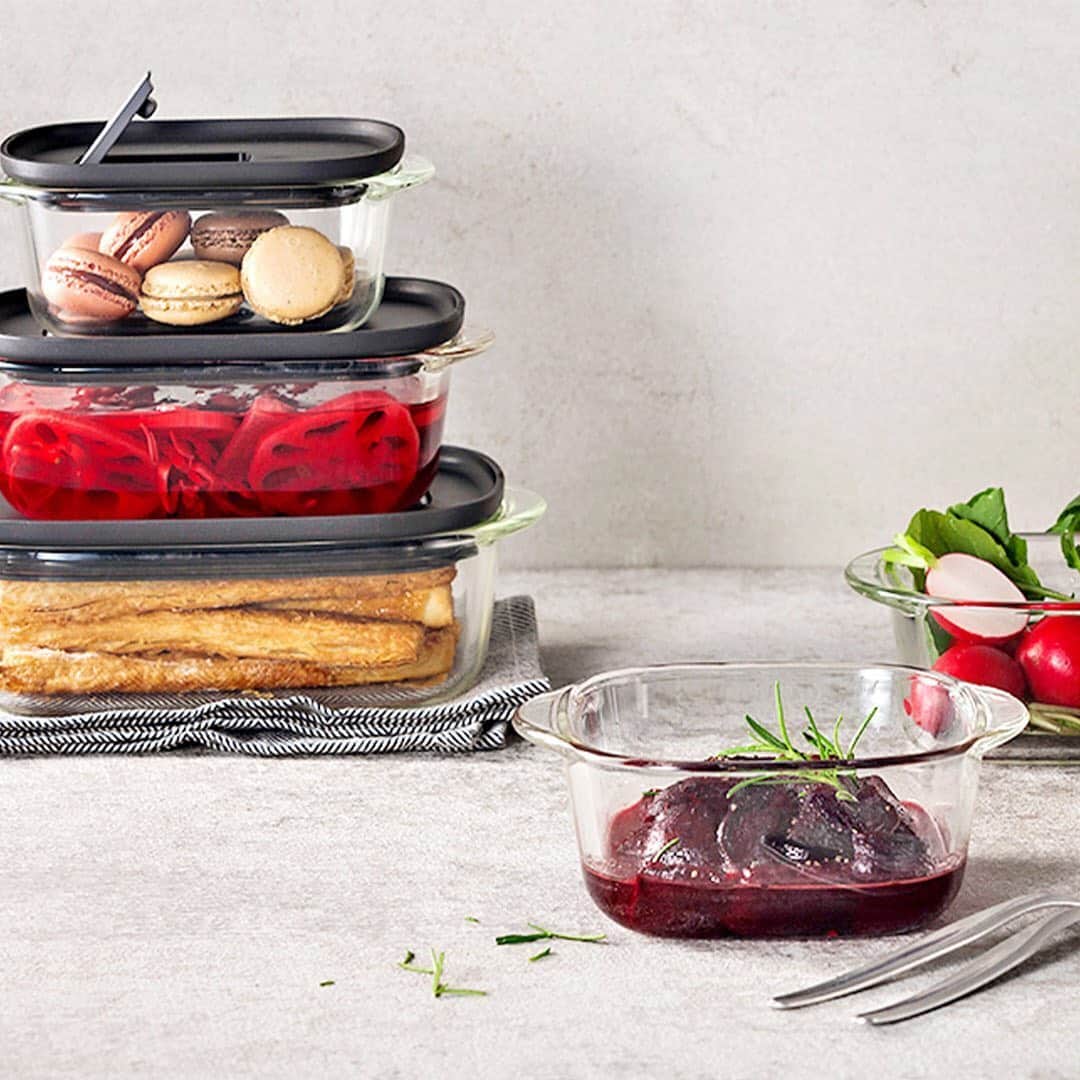 Timeless Comfort さんのインスタグラム写真 - (Timeless Comfort Instagram)「【Let's Enjoy Cooking！  LOCK＆LOCK MODERN STEAM HOLE】﻿ ﻿ LOCK＆LOCKは1978年創業以来、4面ロックの保存容器を中心に、革新的な機能を持つキッチン用品を全世界130ヶ国に供給するグローバル企業です。保存容器では、世界一位の実績を持っています。﻿ ﻿ 軽量化された安全性の高い耐熱ガラスを使用していますので、急激な温度変化に強く、電子レンジ、オーブンの他、冷蔵、冷凍庫にも使用いただけます。(-20℃～+400℃)﻿ ガラスの一番の良いところは、匂い移りの心配が無いこと。食品の保存から調理まで、幅広く使い回せますね。﻿ ﻿ レバーを開けば、蓋をしたまま電子レンジで調理が可能。﻿ スチームホールから蒸気を排出しながら食材の水分を守りつつ、飛び散りも防げます。﻿ ﻿ 取っ手付きなのでレンジ・オーブンからの出し入れにも安心。﻿ さらに、オーブンウェアとしてそのまま食卓に出すこともできます。﻿ ﻿ モノトーンカラーで統一されたスタイリッシュなデザインも魅力です。﻿ ﻿ 保存から食事まで、手軽に使える「MODERN STEAM HOLE」で、毎日のお料理を楽しんでみませんか。﻿ ﻿ ■LOCK＆LOCK MODERN STEAM HOLE　ホワイト/ブラック﻿ スクエア760ml：1,000円﻿ レクト550ml:800円﻿ レクト890ml：1,200円﻿ レクト1,300ml:1,500円（すべて税抜価格）﻿ ﻿ #TIMELESSCOMFORT #タイムレスコンフォート #interiorshop #インテリアショップ　#lifestyleshop #ライフスタイルショップ ﻿ #kitchentools #lockandlock #ガラス容器 #キッチンツール　#保存容器 #glasscontainer #オーブンウェア #bakeware」5月22日 10時10分 - timeless_comfort