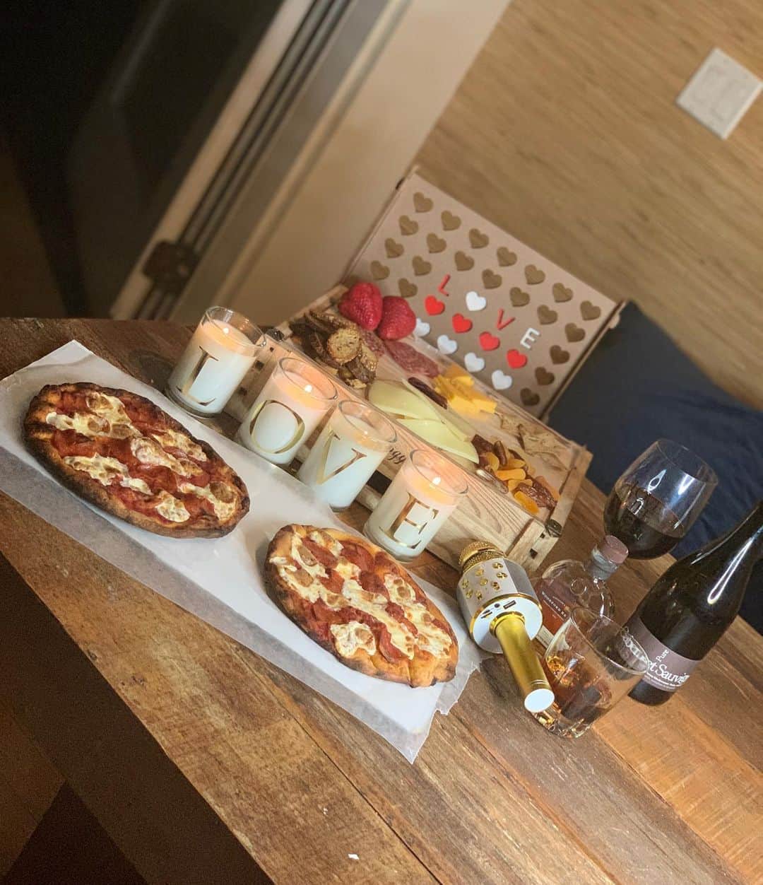 アレックス・ニューウェルのインスタグラム：「Date night for yourself!! Thanks for this  #GiftFromHBOMax @LoveLifeonMax @HBOMax #lovelifeonmax  @insidehbomax」
