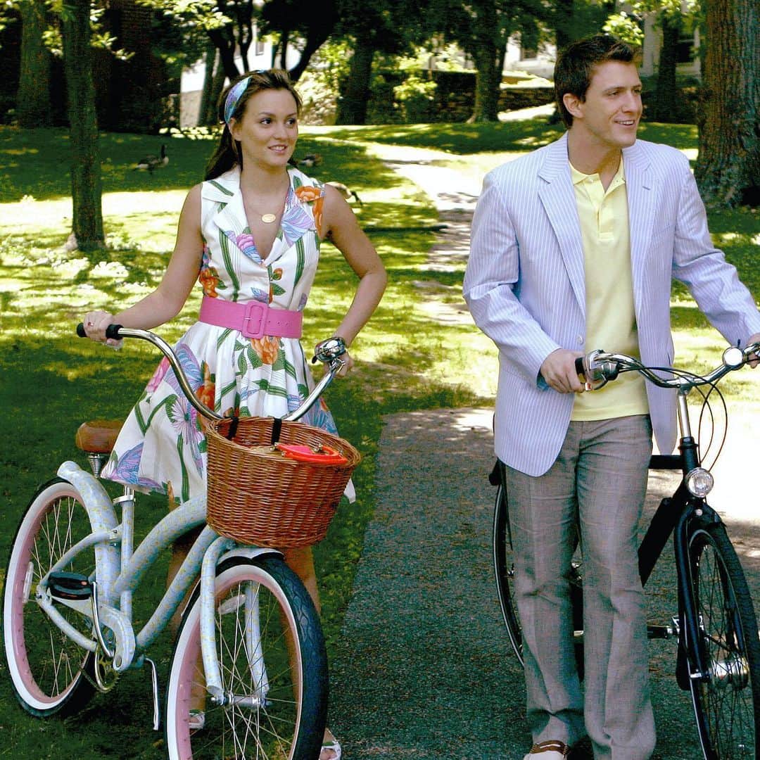 ワーナー海外テレビドラマシリーズのインスタグラム：「🌳サイクリングの日🚲 自転車や🚲ワンピースも👗かわいいブレアを載せておきますね💓 . #ゴシップガール #gossipgirl #xoxogossipgirl #🚲 #サイクリングの日 #自転車 #bicycle #コーデ #ファッション #fashion #海外ドラマ #ワーナー海ドラ #海外ドラマ好きな人と繋がりたい」