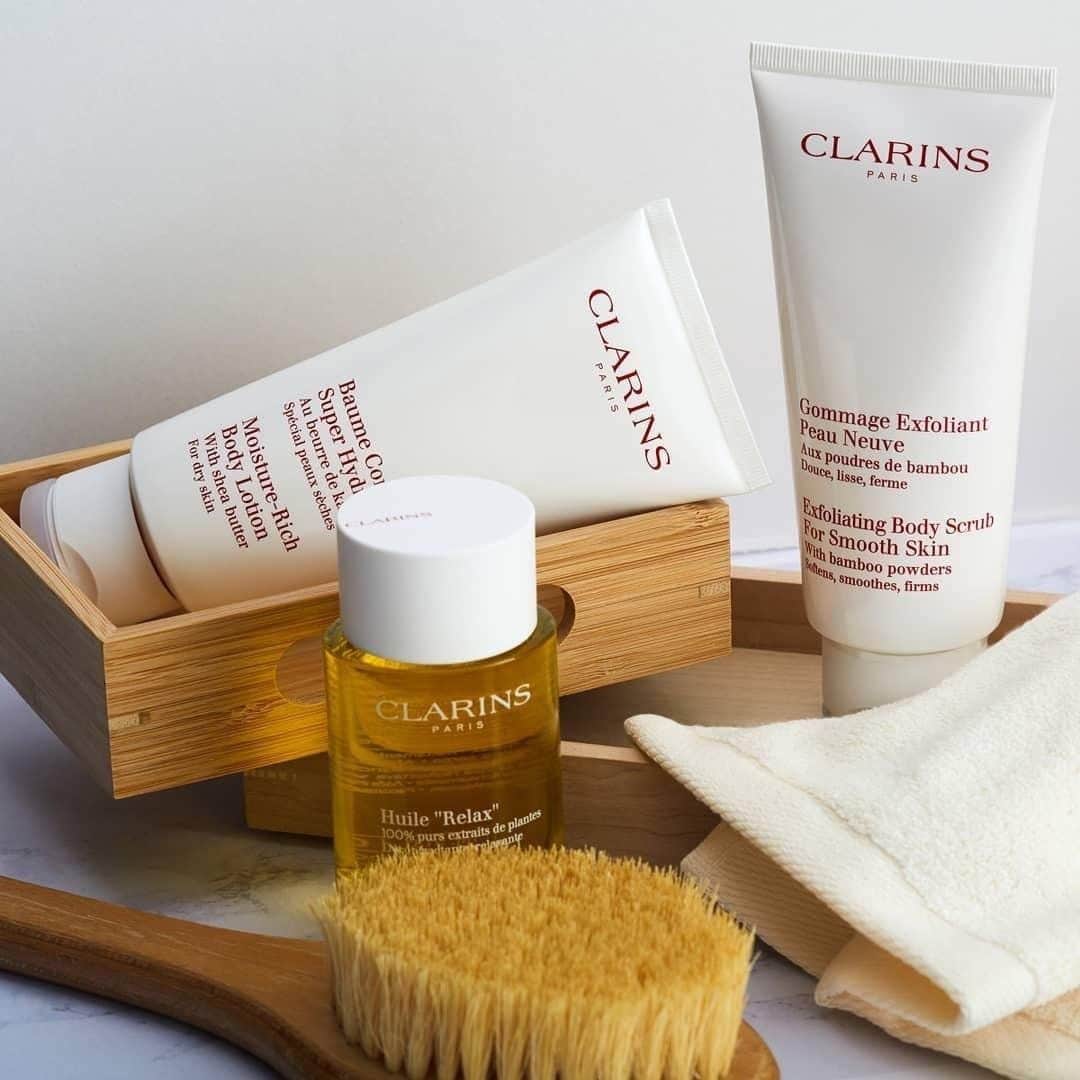 Clarins Canadaさんのインスタグラム写真 - (Clarins CanadaInstagram)「Skin that's ready for summer with Clarins' toning, firming and softening body care range!☀️⛱️ ⁣__________ ⁣Une peau prête pour l'été grâce aux soins corps Clarins qui tonifient, raffermissent et adoucissent la peau de la tête de aux pieds! ☀️⛱️ ⁣. ⁣. ⁣. ⁣📸 : @clarinsrussia ⁣#Clarins #ItsAllAboutYou #ClarinsBody #ClarinsSelfCare」5月22日 10時25分 - clarinscanada
