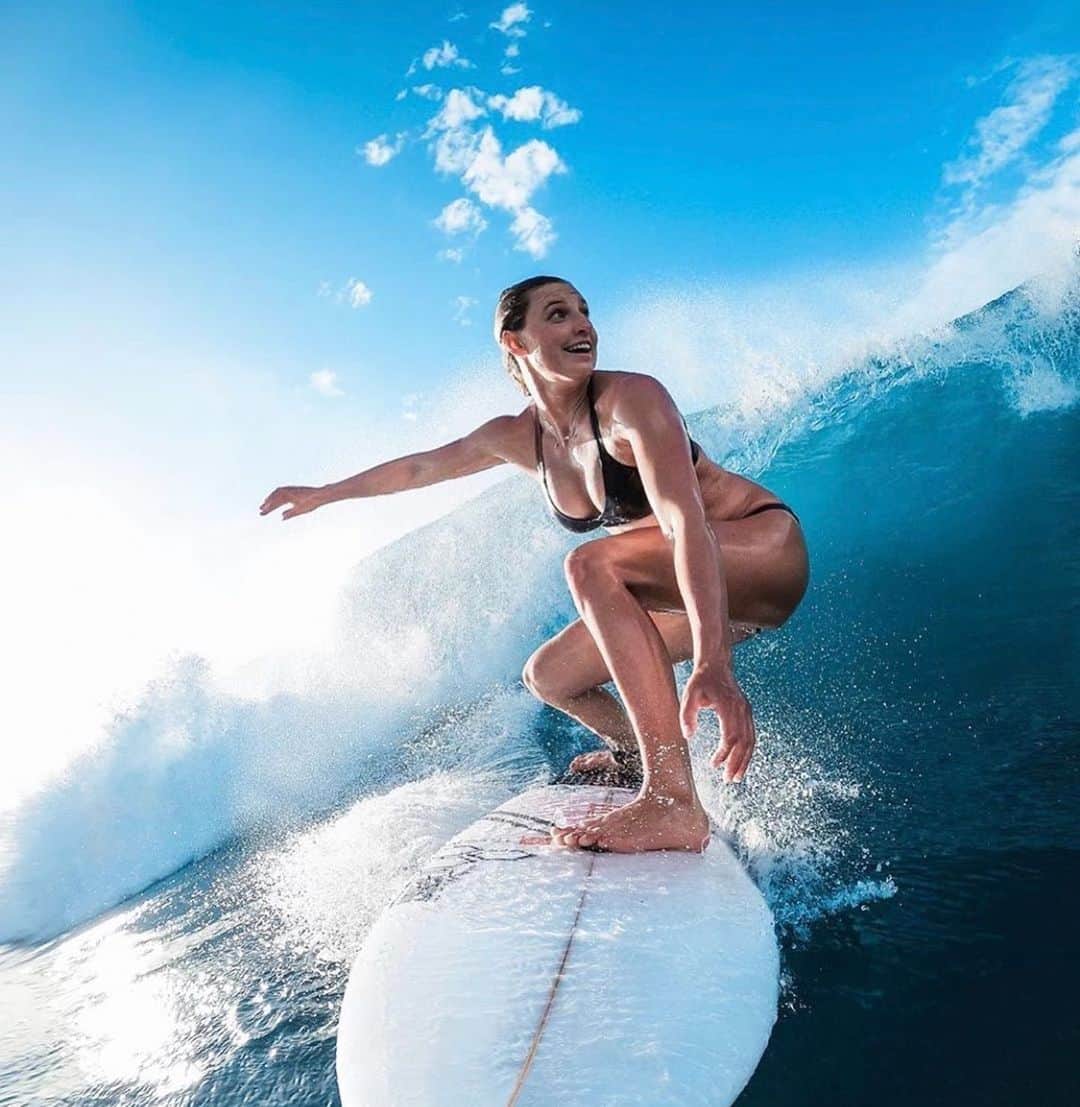 レイキー・ピーターソンのインスタグラム：「Missing a bit of warm water at the moment! Shot this photo with my @gopro last winter in Hawaii ☀️🌈」