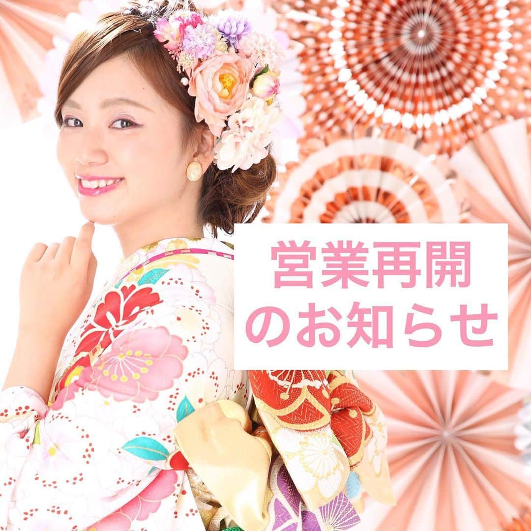 Furisode20さんのインスタグラム写真 - (Furisode20Instagram)「. いつもフォトスタジオユースマイル＆アンジュエールをご利用いただき、誠にありがとうございます。 この度の緊急事態宣言の発令とお客様および従業員の健康と安全を考慮し、 2020年4月13日～休業しておりましたが、現在の状況を踏まえて5月16日(土)より全店で段階的に営業再開致しました。 . 営業再開にあたり、お客様が安心安全にご撮影をしていただけるよう感染防止対策を徹底してまいります。 詳しくはHPをご覧ください。 . お待ちいただいておりました お客様様には大変ご迷惑をおかけ いたしました。 . また当面の間は 撮影及びレンタルお見立てにおける 全てご予約制での受付とさせて いただきます。 . 空き状況については 各店舗へお問い合わせください。 また企画を一部変更する恐れがございます。 . 今後もユースマイル 、アンジュエール をよろしくお願いいたします🙇‍♂️ . #振袖#袴#成人式#成人式ヘア #成人式前撮り#明石#姫路#加古川#神戸#フォトスタジオ#振袖ヘア #メイク動画 #ポートレート#関西モデル#フリーモデル#モデル募集#サロンモデル#サロモ」5月22日 10時34分 - yousmile20furisode