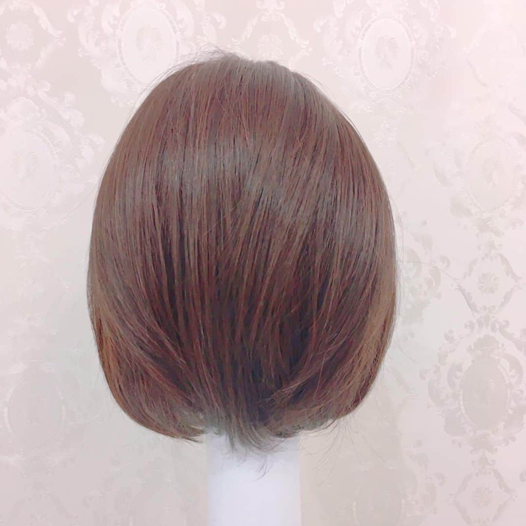AQUADOLL アクアドールウィッグさんのインスタグラム写真 - (AQUADOLL アクアドールウィッグInstagram)「こんにちは😃アクアドール横浜サロンの鎌倉です🌟 ・ 人工毛ウィッグで人気のヴィーナスマニッシュショートウィッグ💕 ・ 耳に少しかけたり、前髪にふわっと動きを出して、シースルーバングにも出来ます❣️ ・ 季節問わず、ファッション問わずの優秀スタイル😊カラーバリエーションも豊富です‼️ ・ 価格もお手頃なので色違いや、同じ色を2つ併用して長持ちさせるのもおススメです✌️ ・ pw010 サイズ フリー カラー CBR(ショコラブラウン) ¥19,580-(税込) ・ サイトでも売り切れていたカラーが再入荷しております‼️ ・ 是非お試しください😉  皆様のご来店お待ちしております😊 ・ #AQUADOLL#アクアドール#アクアドールヴィーナス#アクアドールウィッグ#医療用ウィッグ#ウィッグ#wig#カツラ#かつら#ウィッグ生活#抗がん剤#抗がん剤治療#副作用#乳がん#がん#がん患者#脱毛症#円形脱毛#円形脱毛症#自己免疫疾患#多発性脱毛症#薄毛#抜毛症#横浜市#横浜サロン#ヘアカタログ#スタイルチェンジ#大人スタイル#関内」5月22日 10時31分 - aquadollwig