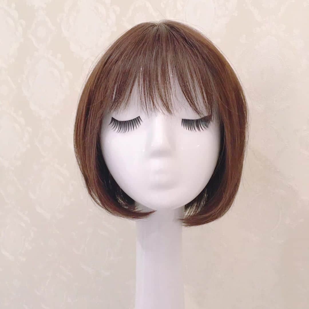AQUADOLL アクアドールウィッグさんのインスタグラム写真 - (AQUADOLL アクアドールウィッグInstagram)「こんにちは😃アクアドール横浜サロンの鎌倉です🌟 ・ 人工毛ウィッグで人気のヴィーナスマニッシュショートウィッグ💕 ・ 耳に少しかけたり、前髪にふわっと動きを出して、シースルーバングにも出来ます❣️ ・ 季節問わず、ファッション問わずの優秀スタイル😊カラーバリエーションも豊富です‼️ ・ 価格もお手頃なので色違いや、同じ色を2つ併用して長持ちさせるのもおススメです✌️ ・ pw010 サイズ フリー カラー CBR(ショコラブラウン) ¥19,580-(税込) ・ サイトでも売り切れていたカラーが再入荷しております‼️ ・ 是非お試しください😉  皆様のご来店お待ちしております😊 ・ #AQUADOLL#アクアドール#アクアドールヴィーナス#アクアドールウィッグ#医療用ウィッグ#ウィッグ#wig#カツラ#かつら#ウィッグ生活#抗がん剤#抗がん剤治療#副作用#乳がん#がん#がん患者#脱毛症#円形脱毛#円形脱毛症#自己免疫疾患#多発性脱毛症#薄毛#抜毛症#横浜市#横浜サロン#ヘアカタログ#スタイルチェンジ#大人スタイル#関内」5月22日 10時31分 - aquadollwig