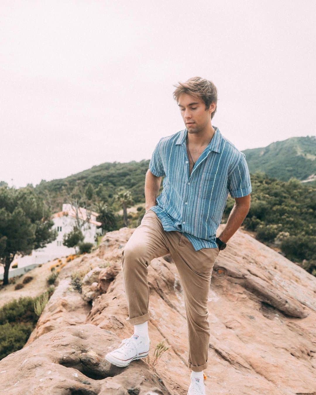 オースティン・ノースのインスタグラム：「Found a fun lil spot who wants to go? 6ft, of course.」