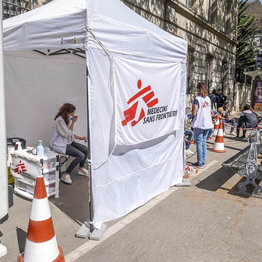 国境なき医師団さんのインスタグラム写真 - (国境なき医師団Instagram)「パリの町中にふと現れるテント。これは、国境なき医師団（MSF）の移動式の“診療所”です。 . 新型コロナウイルスの感染拡大に伴い、MSFはフランスで、ホームレスや移民の人たちなど特に弱い立場に置かれた人びとに向けて支援を行っています。この診療所は、食料配給所のそばでオープン。そうすることで、より多くの人に私たちの活動を知ってもらうことができ、また、気軽に寄ってもらうこともできます。 . 誰もが安心して医療を受けられることを目指して、MSFは活動を続けています。 ------------------------------------- フランスの活動ニュースは公式サイトから。プロフィールのURLリンクからどうぞ→@msf_japan . -------------------------------------- © Benjamin Matuszenski  #国境なき医師団 #MSF #フランス #移動診療 #診療所 #クリニック #新型コロナウイルス #感染症　#テント　#photooftheday #写真部 #写真好きな人と繋がりたい」5月22日 10時56分 - msf_japan