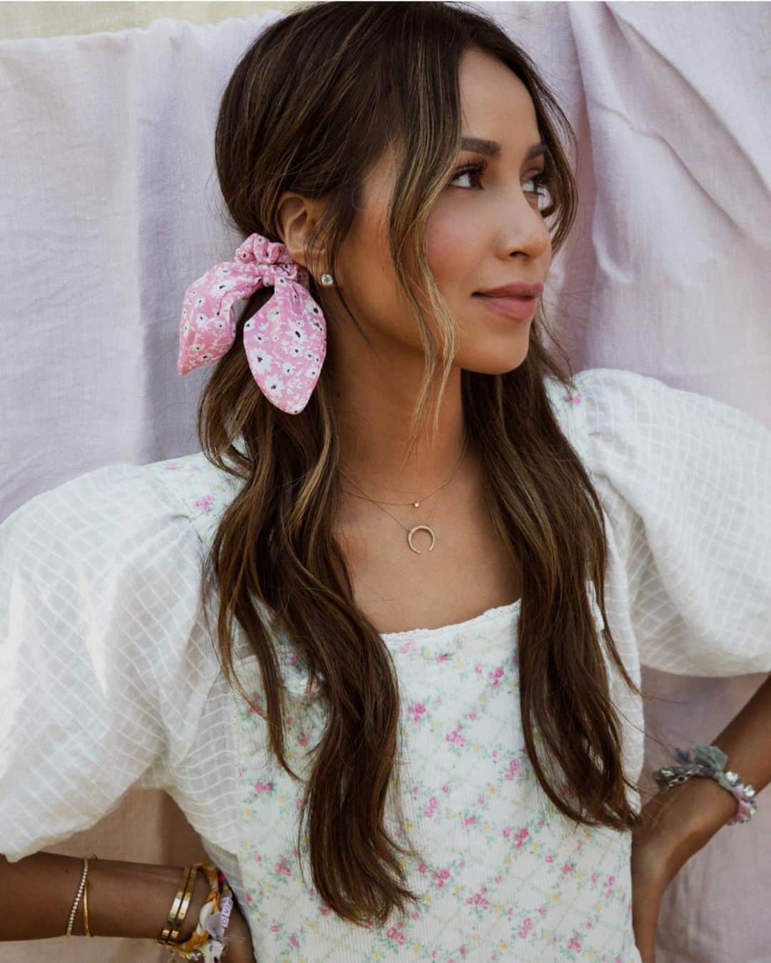 ジュリー・サリニャーナのインスタグラム：「Cute pigtails FTW! 💕 • wearing my SJ x @scunci scrunchies! Shop them at Target stores or online in the link in my bio!  Hair + Makeup: my bestie @jademunster Photography: my baby @kevinberruuu」