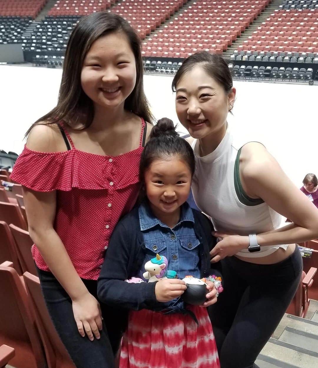 長洲未来のインスタグラム：「I met someone who wanted me to share an initiative that is equally important to me as @powerof10initiative is and I truly commend Lauren for reaching out to me. Not only is she balancing school and skating, she’s giving back to the community. That’s not something that I had the mental capacity to do at her age.Check oclove.org for more! ♥️ • Also, so proud of my childhood best friend @ellie.kawamura for teaching the younger generations to be such good Samaritans (she coaches @lauten.ahn )♥️👯‍♀️🙆🏻‍♀️」