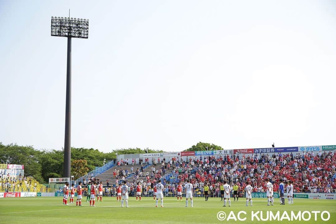 ROASSO KUMAMOTOさんのインスタグラム写真 - (ROASSO KUMAMOTOInstagram)「⚽️⚽️⚽️ ／ #ロアッソ熊本 にとっての5月22日🗓 ＼ 2016年4月の 熊本地震後、リーグ戦へ復帰し、 2戦目はホームゲーム VS水戸ホーリーホック。 震災の被害で熊本でホームゲームが開催できず、 #柏レイソル さんのスタジアムをお借りして、 ホームゲームを開催しました⚽️ 普段黄色に染まるスタンドが、赤く染まりました✨ 全国の皆様、熊本の皆様に感謝。 #ロアッソ熊本﻿ #岡本賢明 #上村周平  #2020シーズン #繋続 ﻿ #TSUNAGI﻿ #つなぎ﻿ #2020の主役は誰だ﻿ #サッカー﻿ #ゴール﻿ #ロアッソ﻿ #熊本 ﻿ #jリーグにできること  #4年前の今日」5月22日 11時06分 - roassokumamoto_official